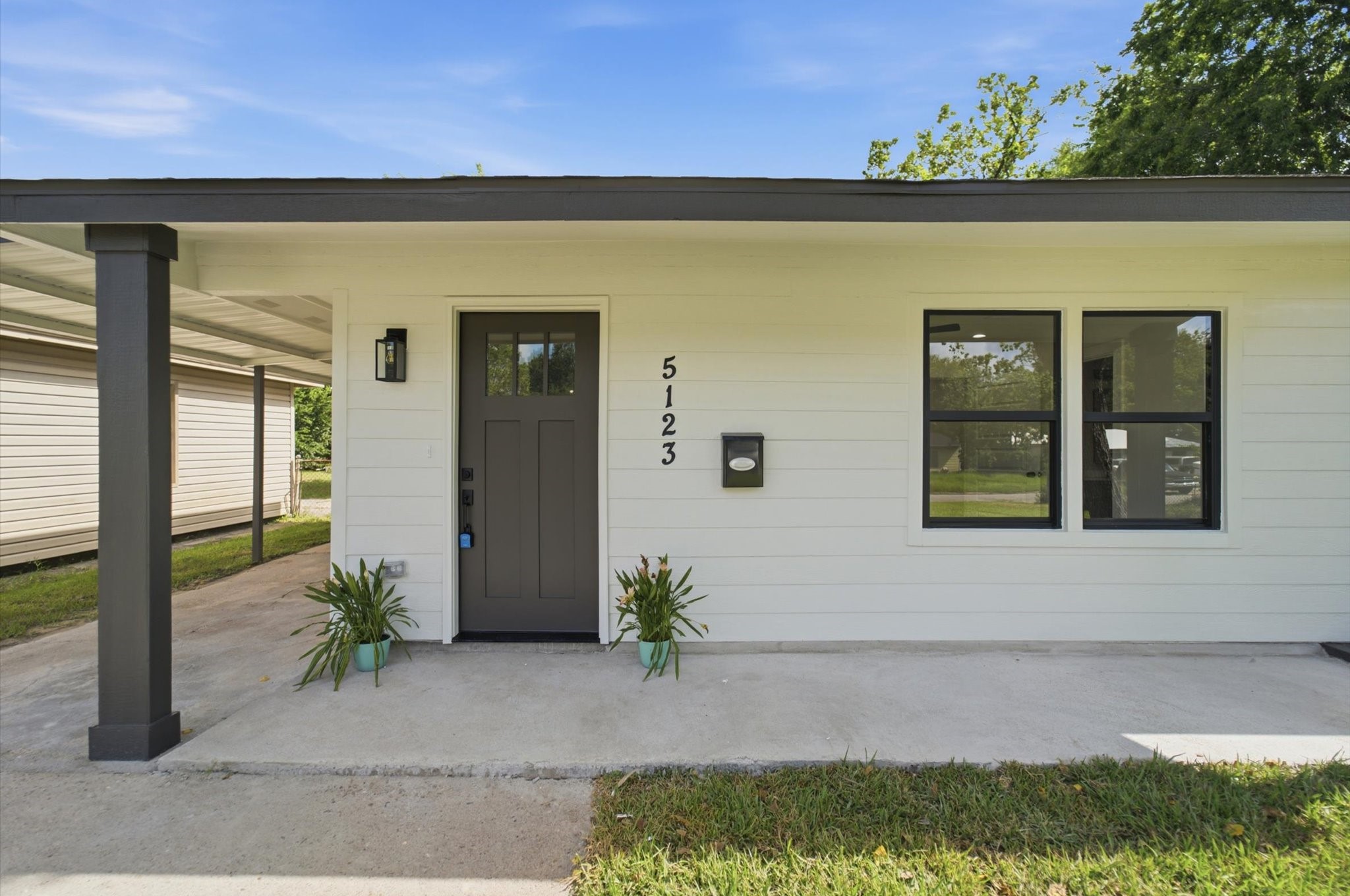 5123 Willow Glen Drive Property Photo 4