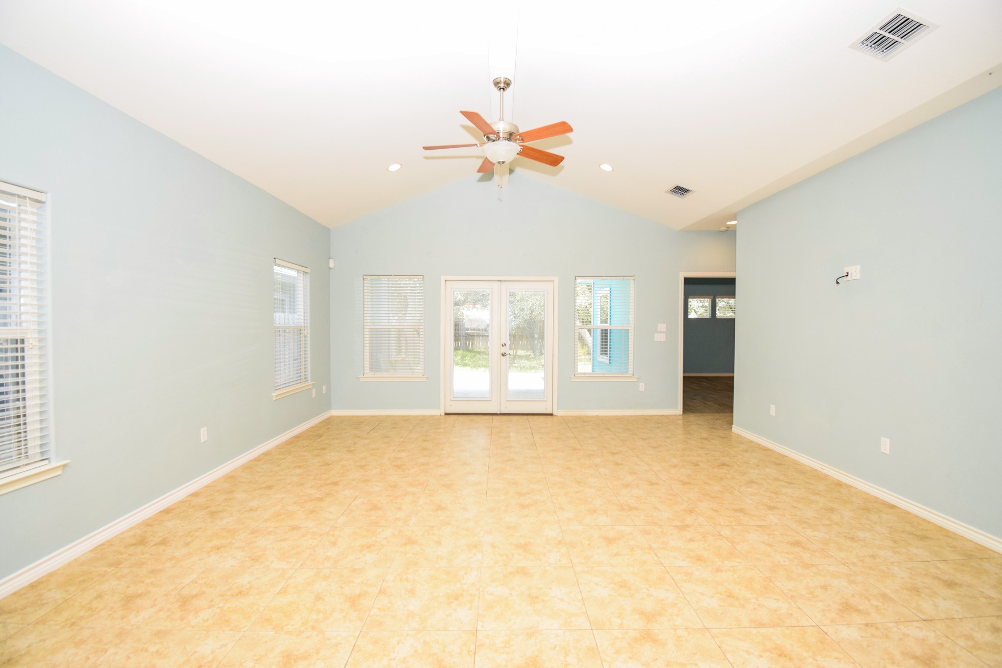 2711 Lakeview Drive Property Photo 12