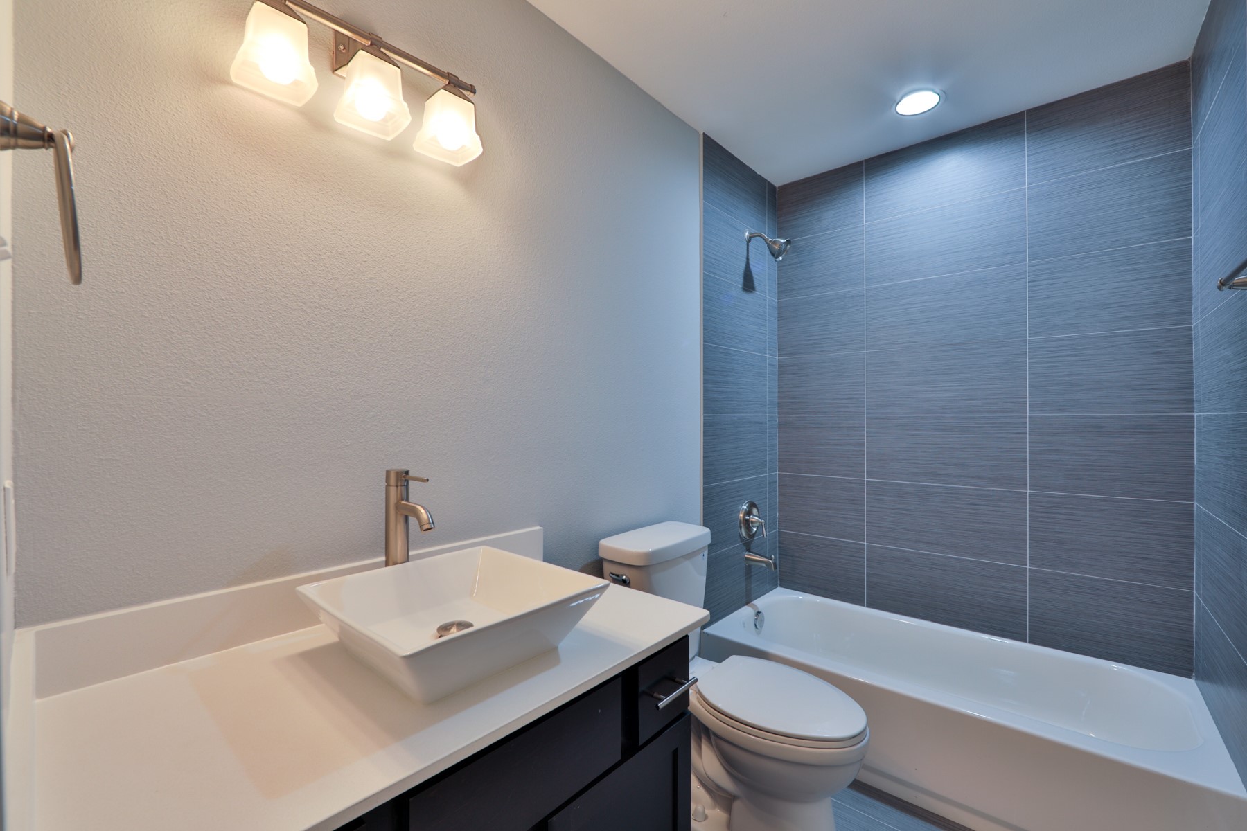 715 W 13th Street E Property Photo 6