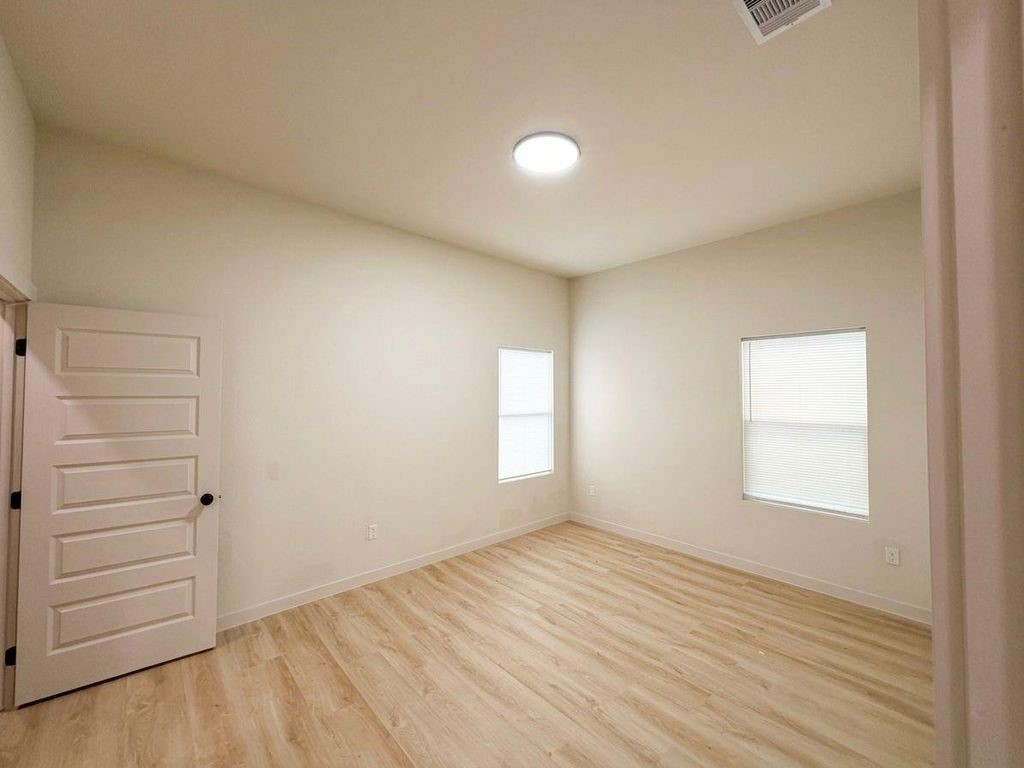326 Clearwater Street D Property Photo 9