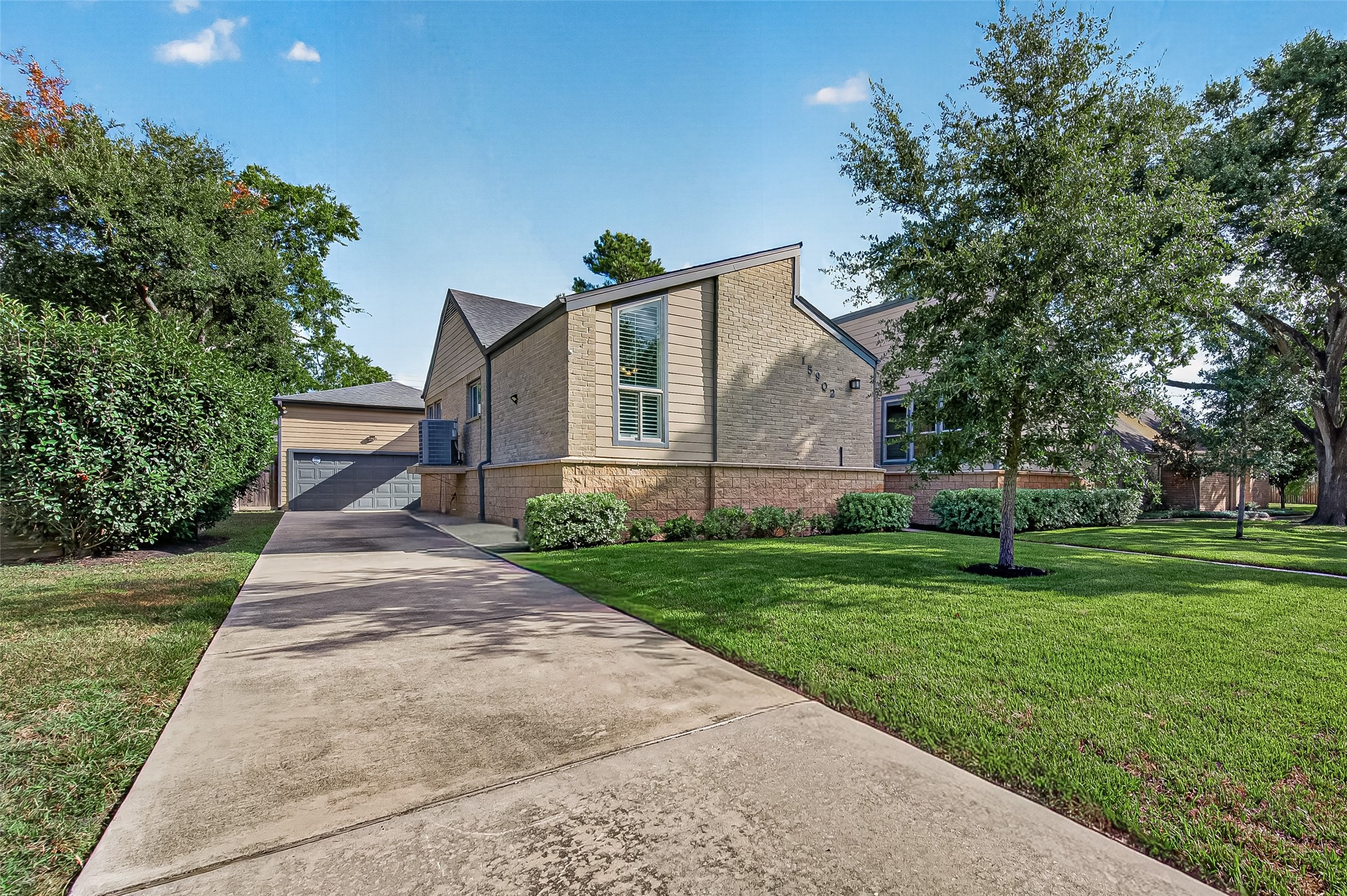 15902 Jersey Drive Property Photo 2