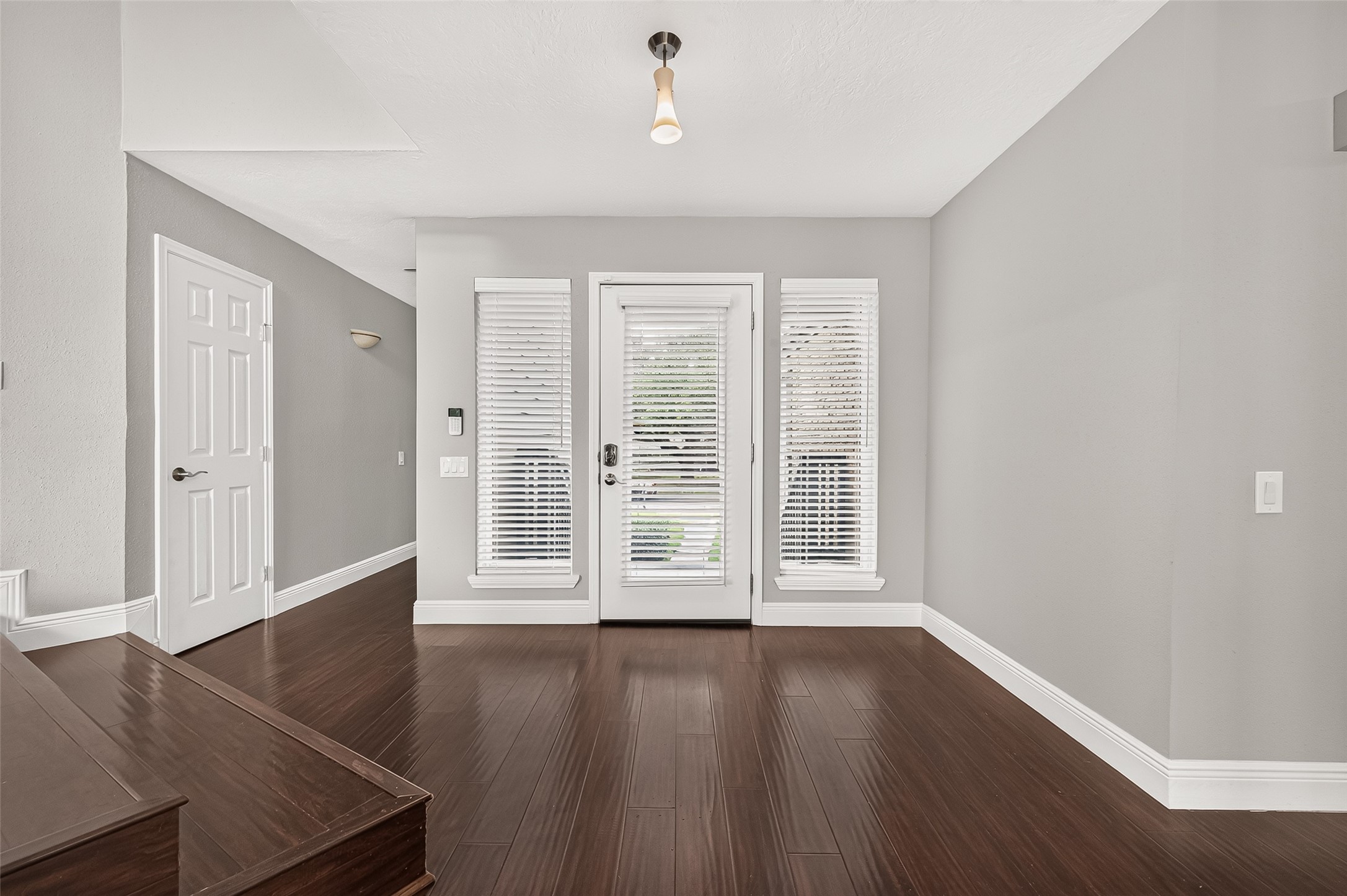 15902 Jersey Drive Property Photo 5