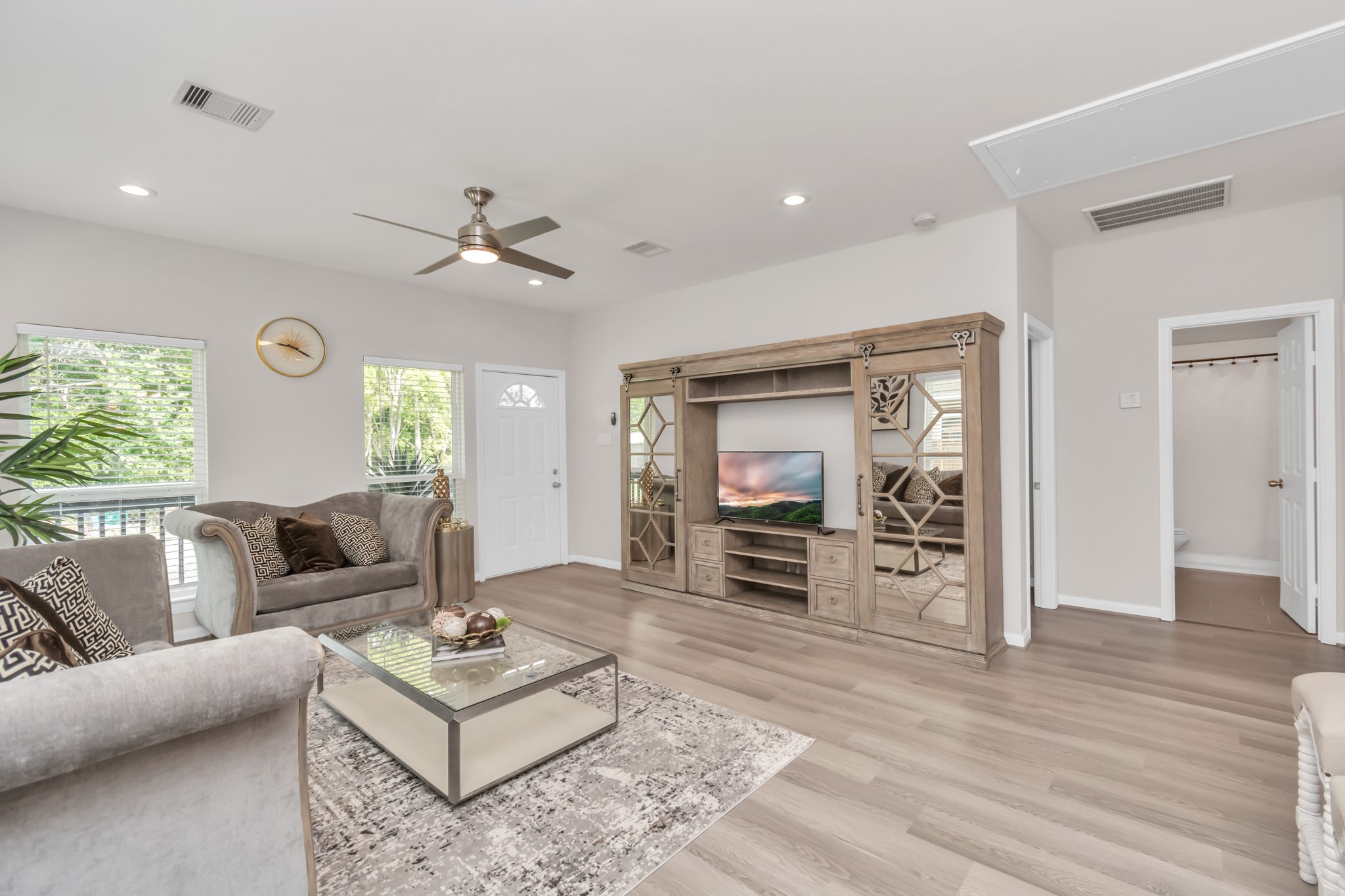 3308 Castor Street Property Photo 6