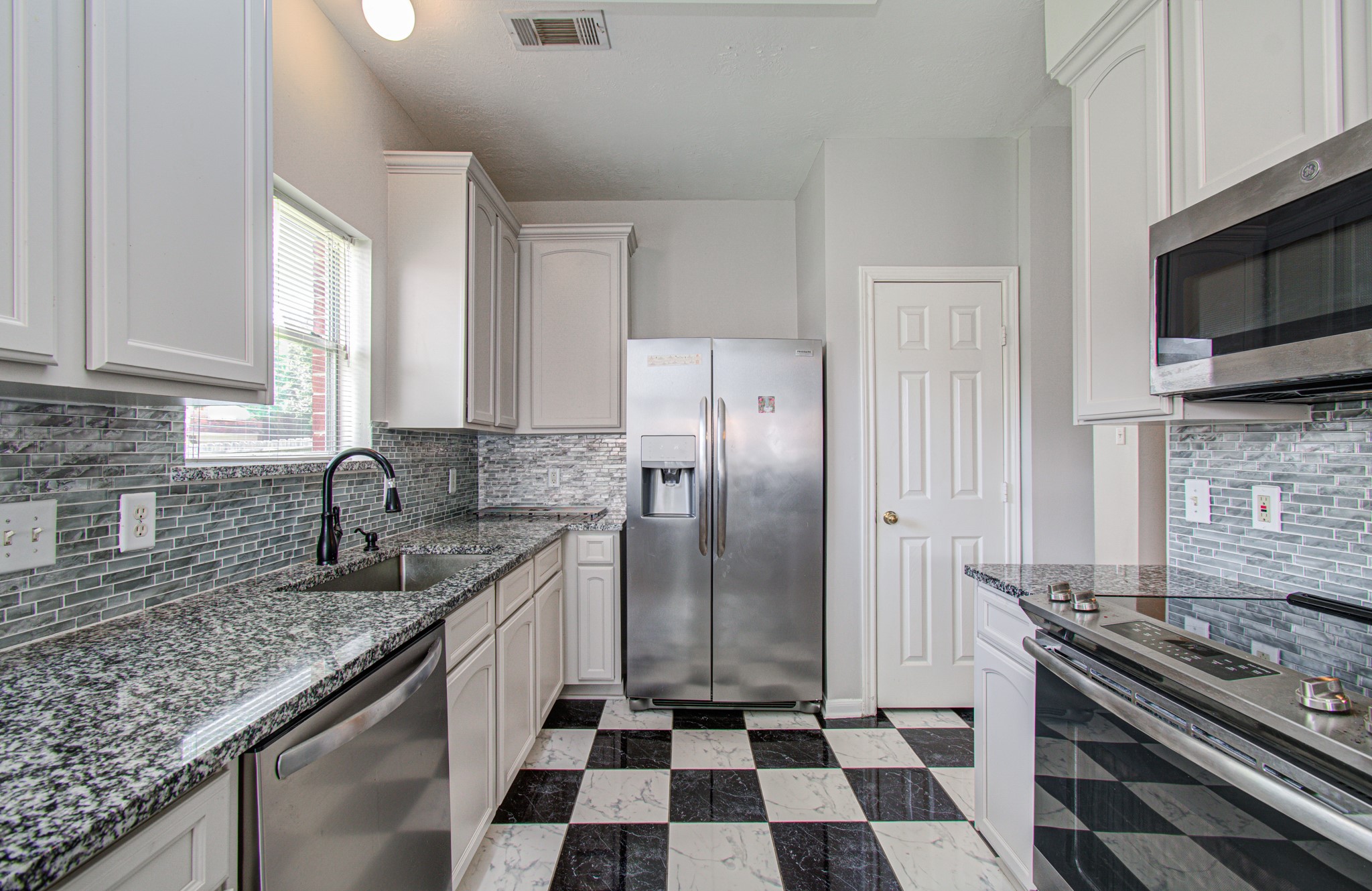 3043 W Hampton Drive Property Photo 17
