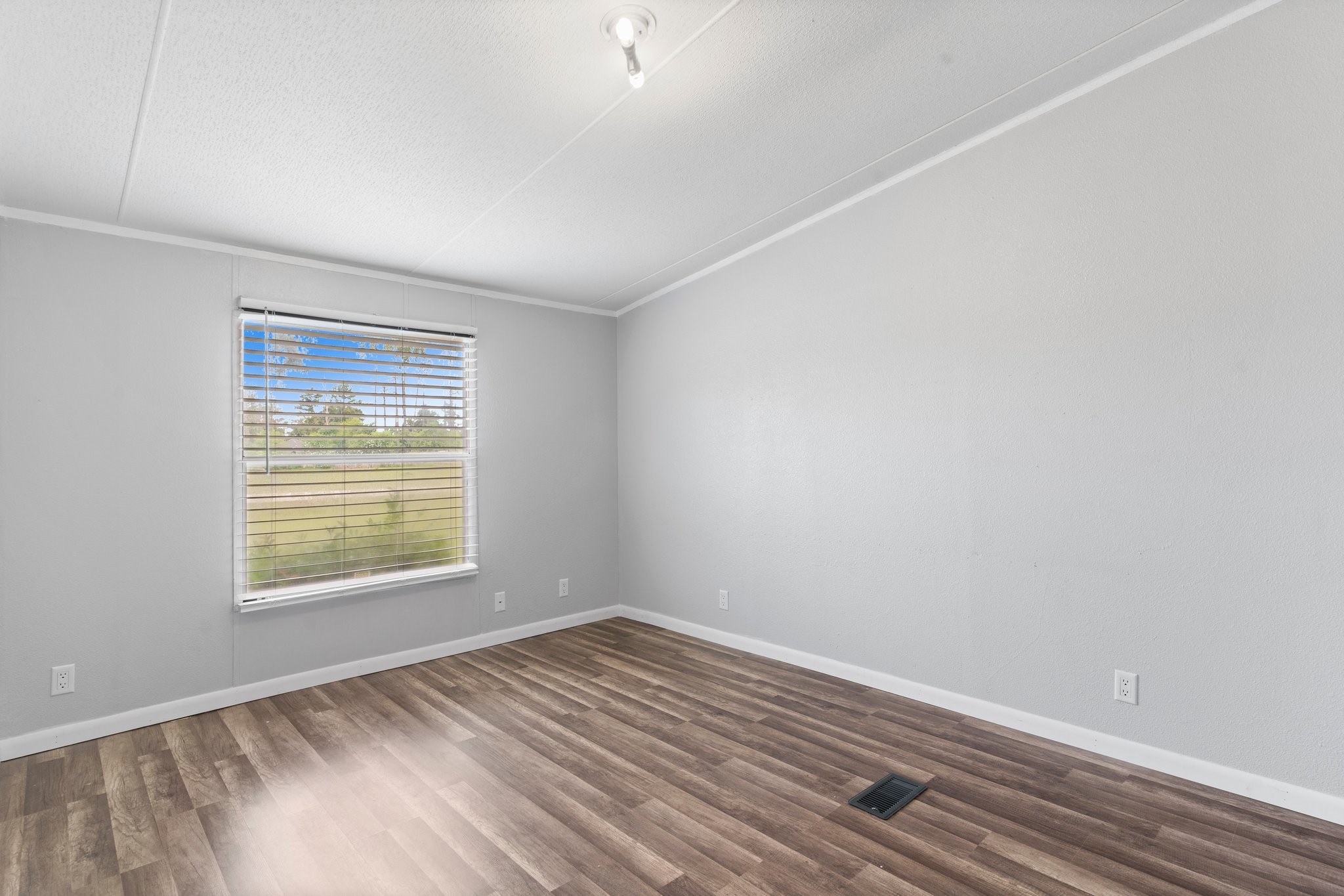 10 Cogans Grove Property Photo 19