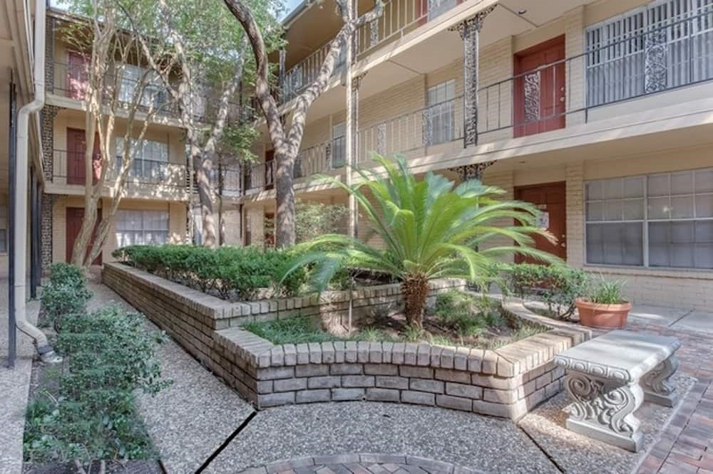 6505 Westheimer Road 313 Property Photo 6