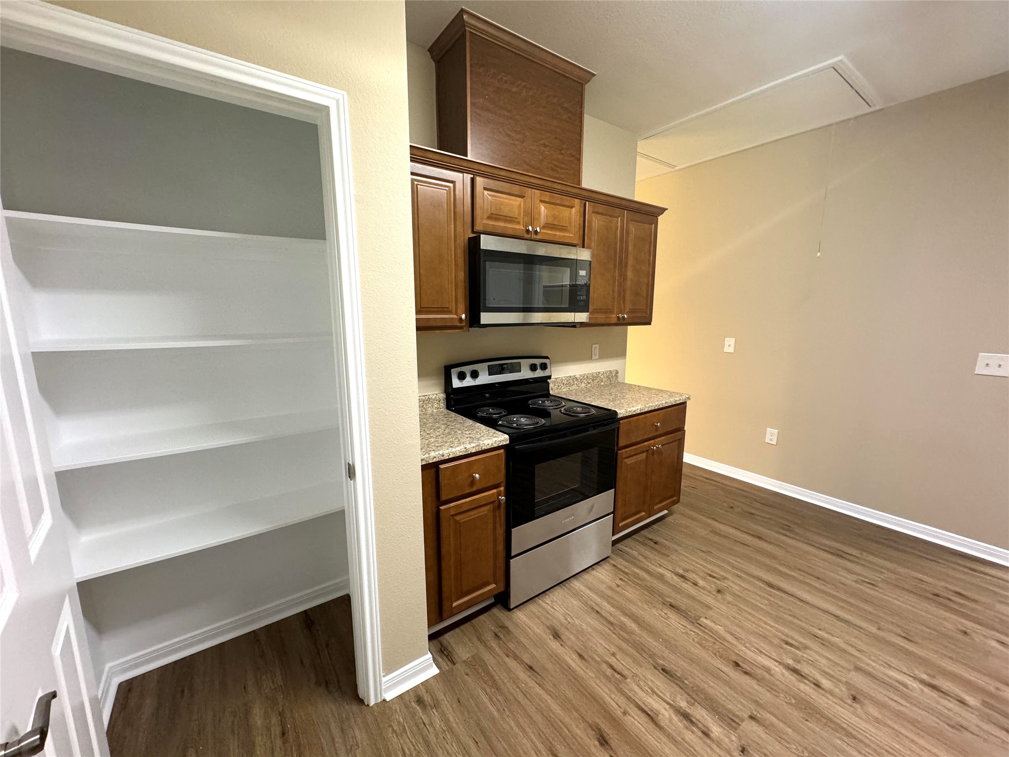465 Lexington Property Photo 13