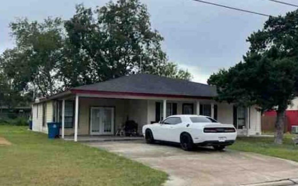 1209 W Stamper Street, Beeville Tx 78102 Property Photo 1
