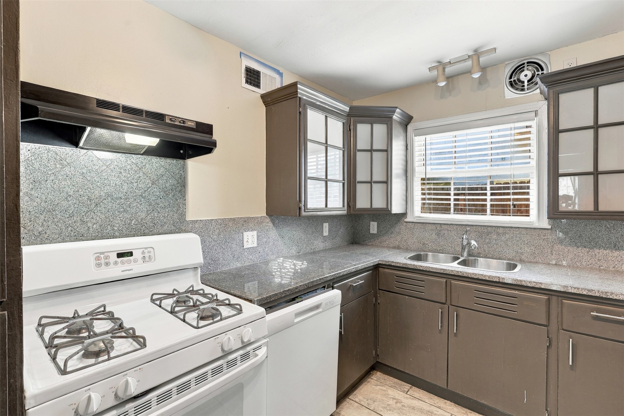 4505 Larch Lane A Property Photo 11