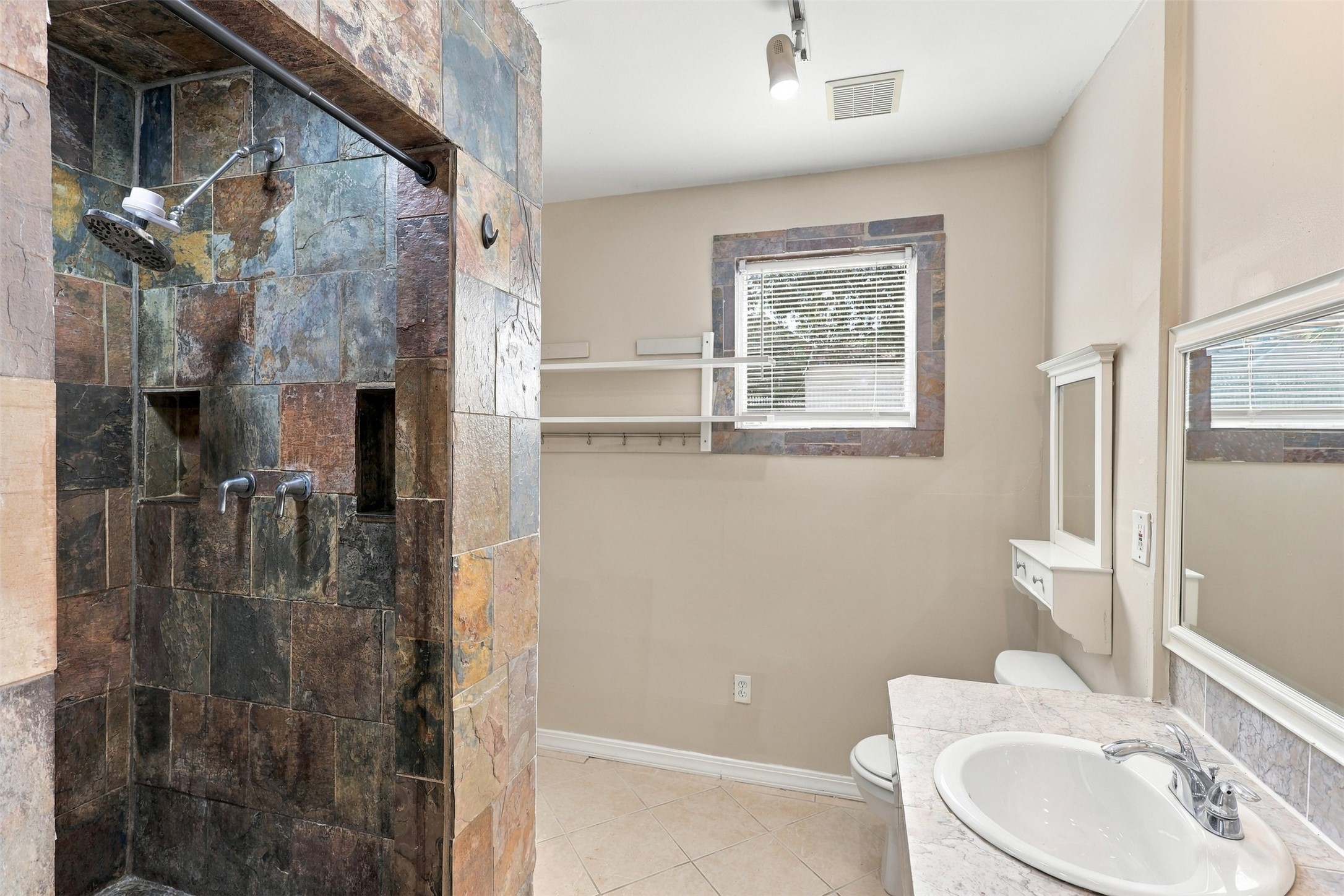 4505 Larch Lane A Property Photo 16