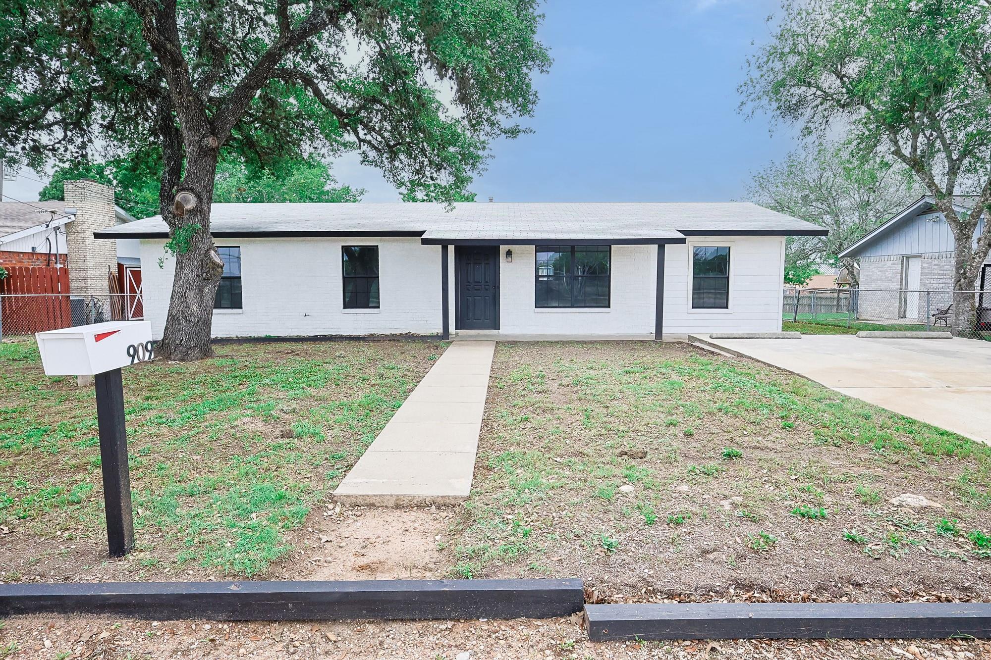 909 E Sarah Street, Cuero Tx 77954 Property Photo 1