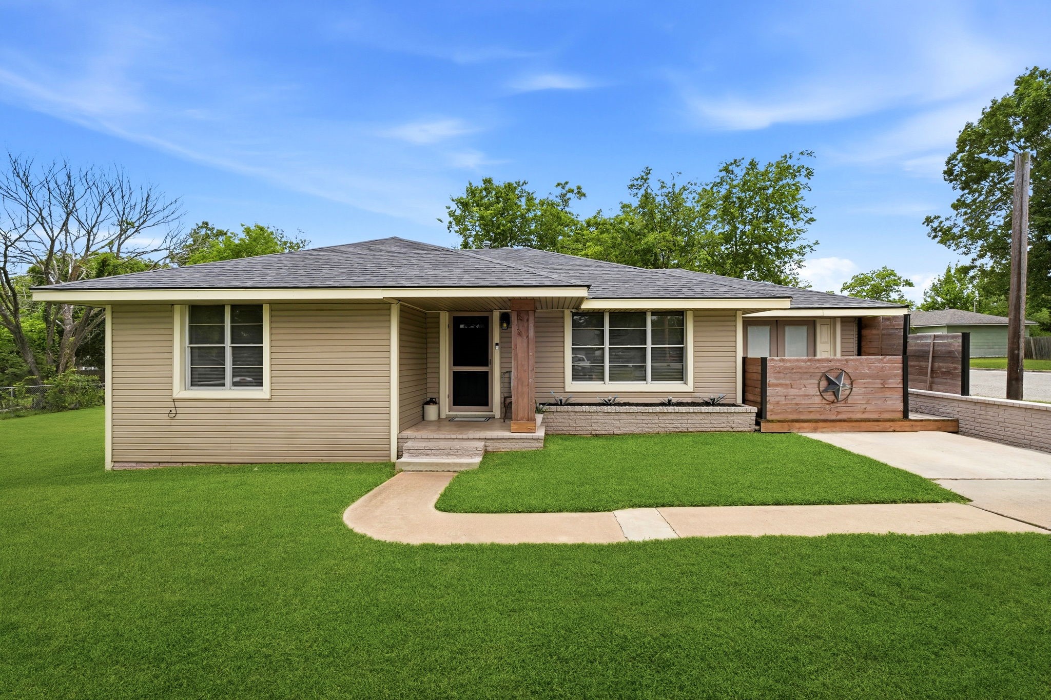 107 Sayles Street Property Photo 1