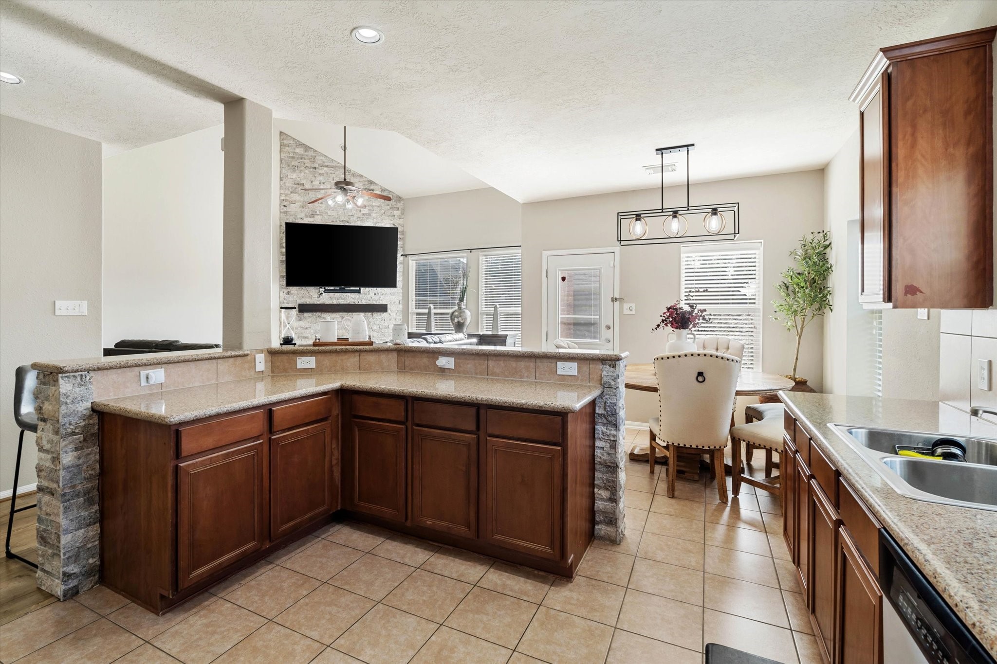 2102 Crestwind Court Property Photo 6