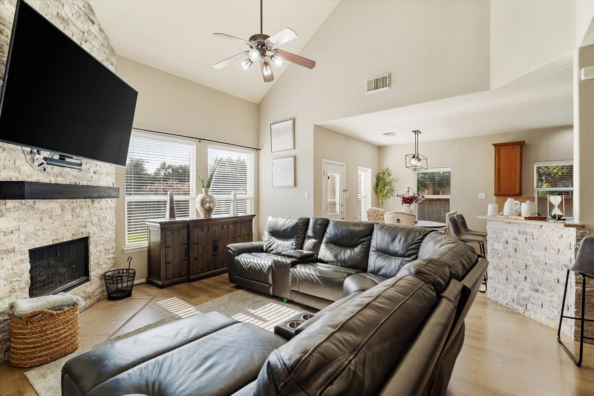 2102 Crestwind Court Property Photo 8