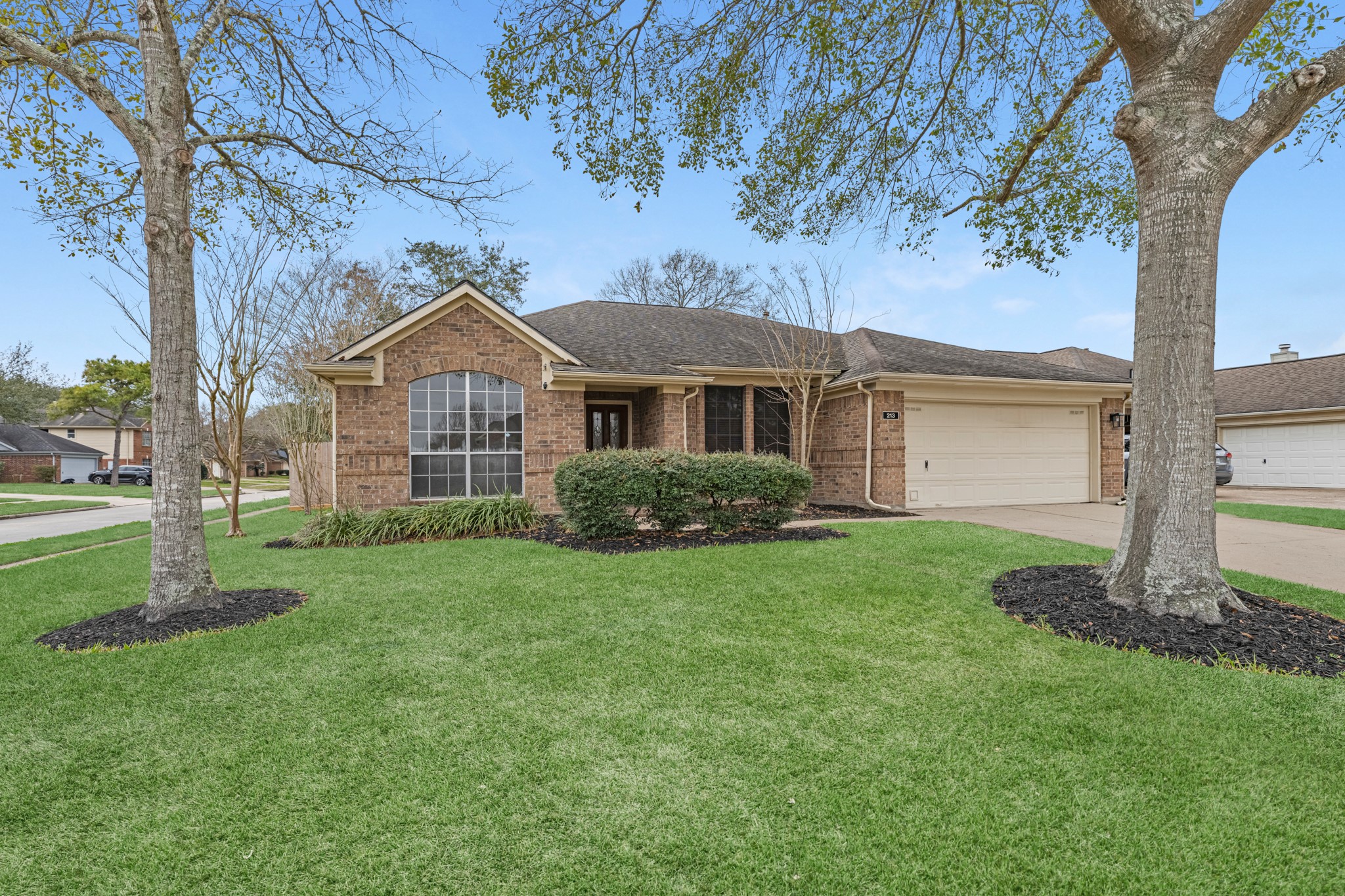 213 Hollander Property Photo 2