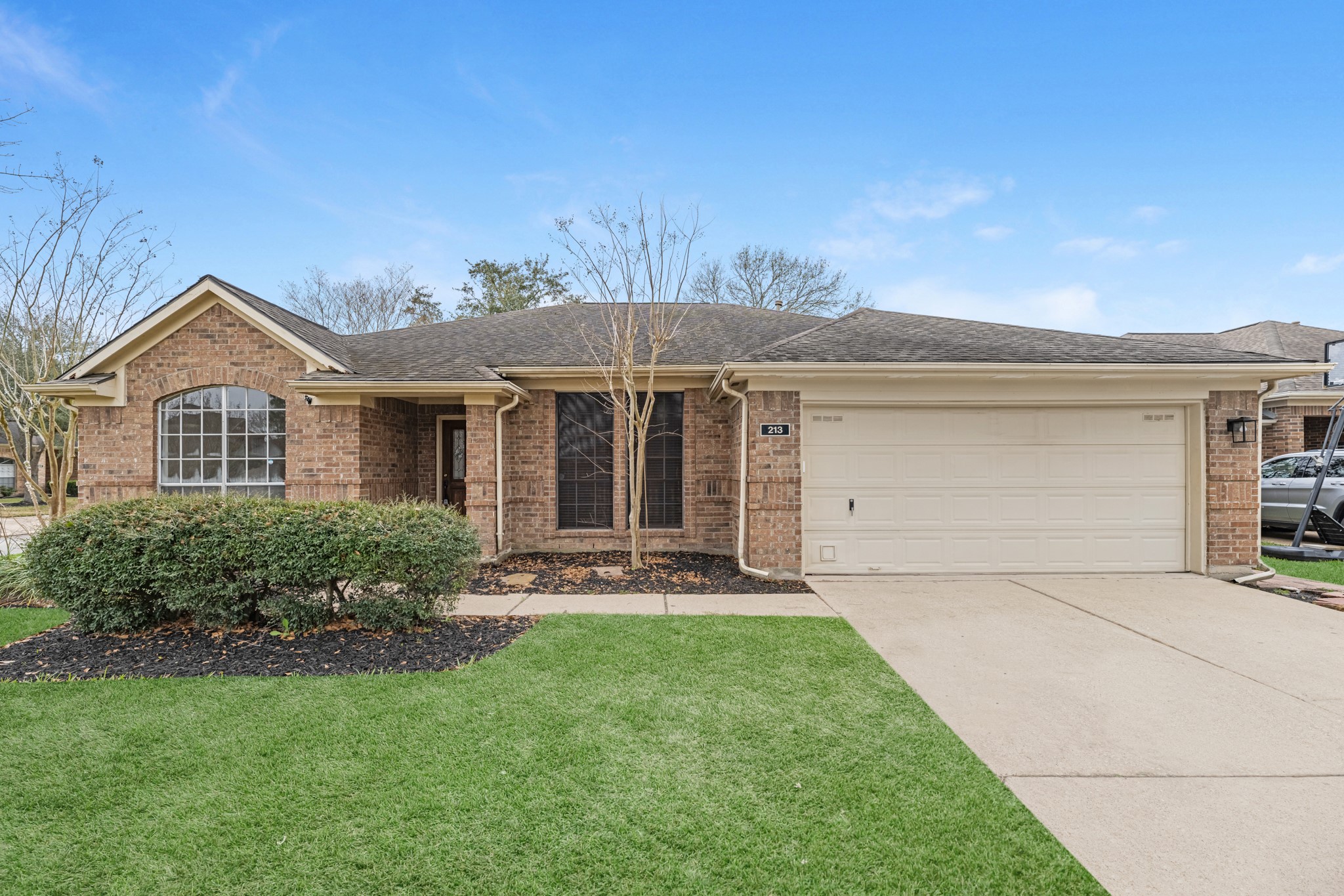 213 Hollander Property Photo 4