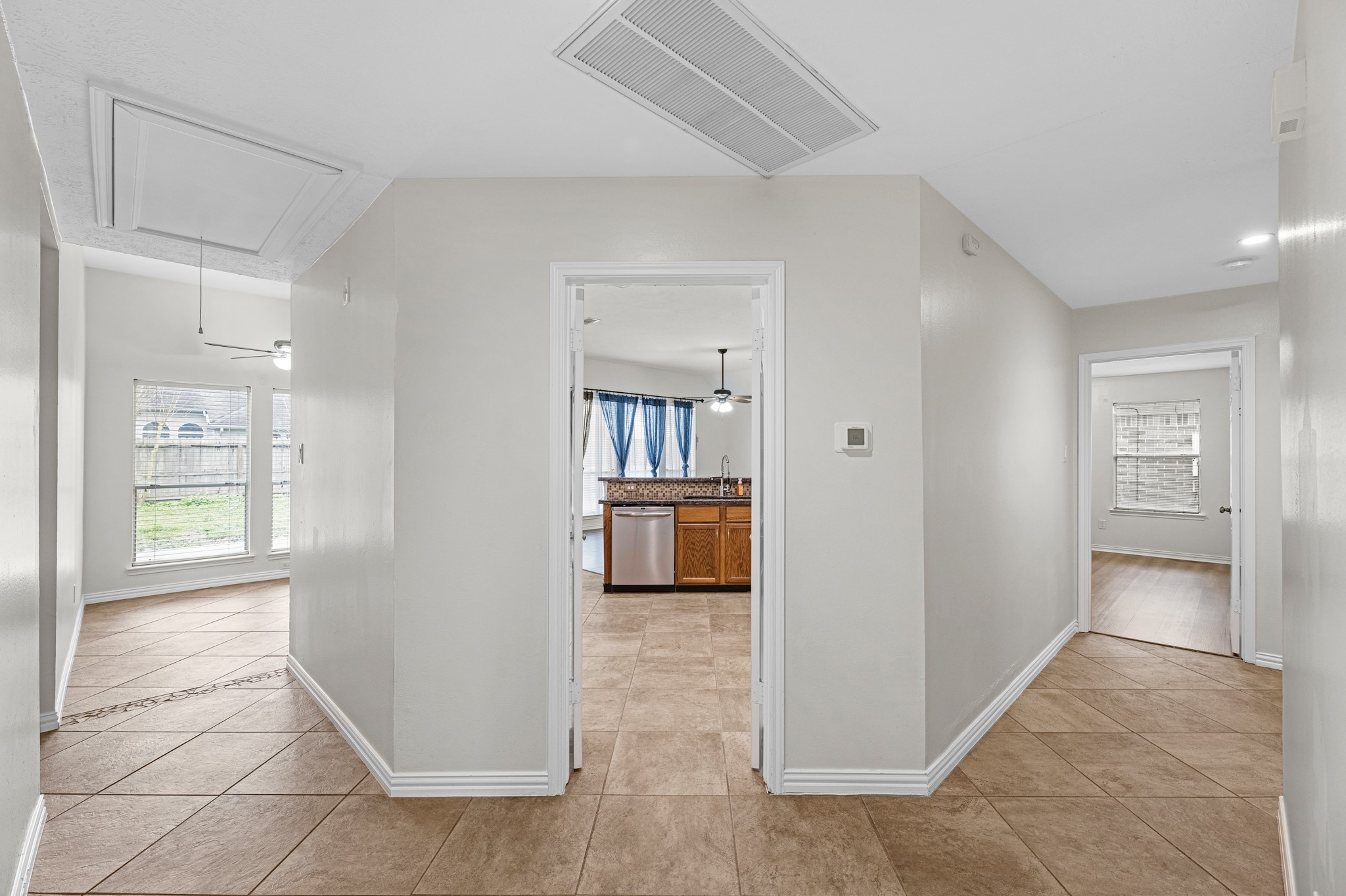 213 Hollander Property Photo 8
