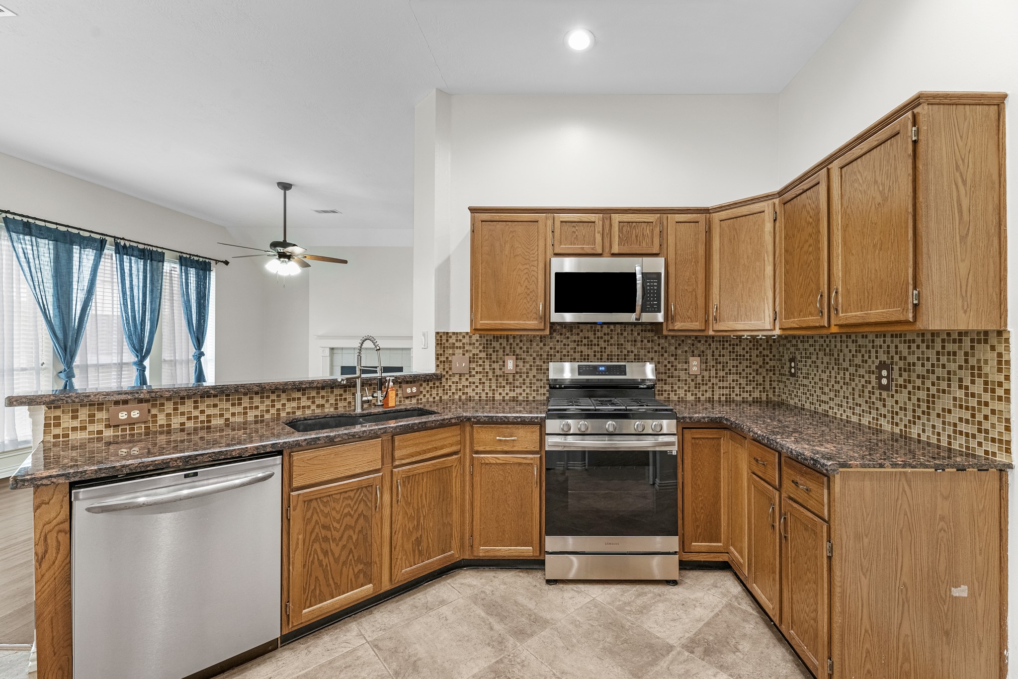 213 Hollander Property Photo 9