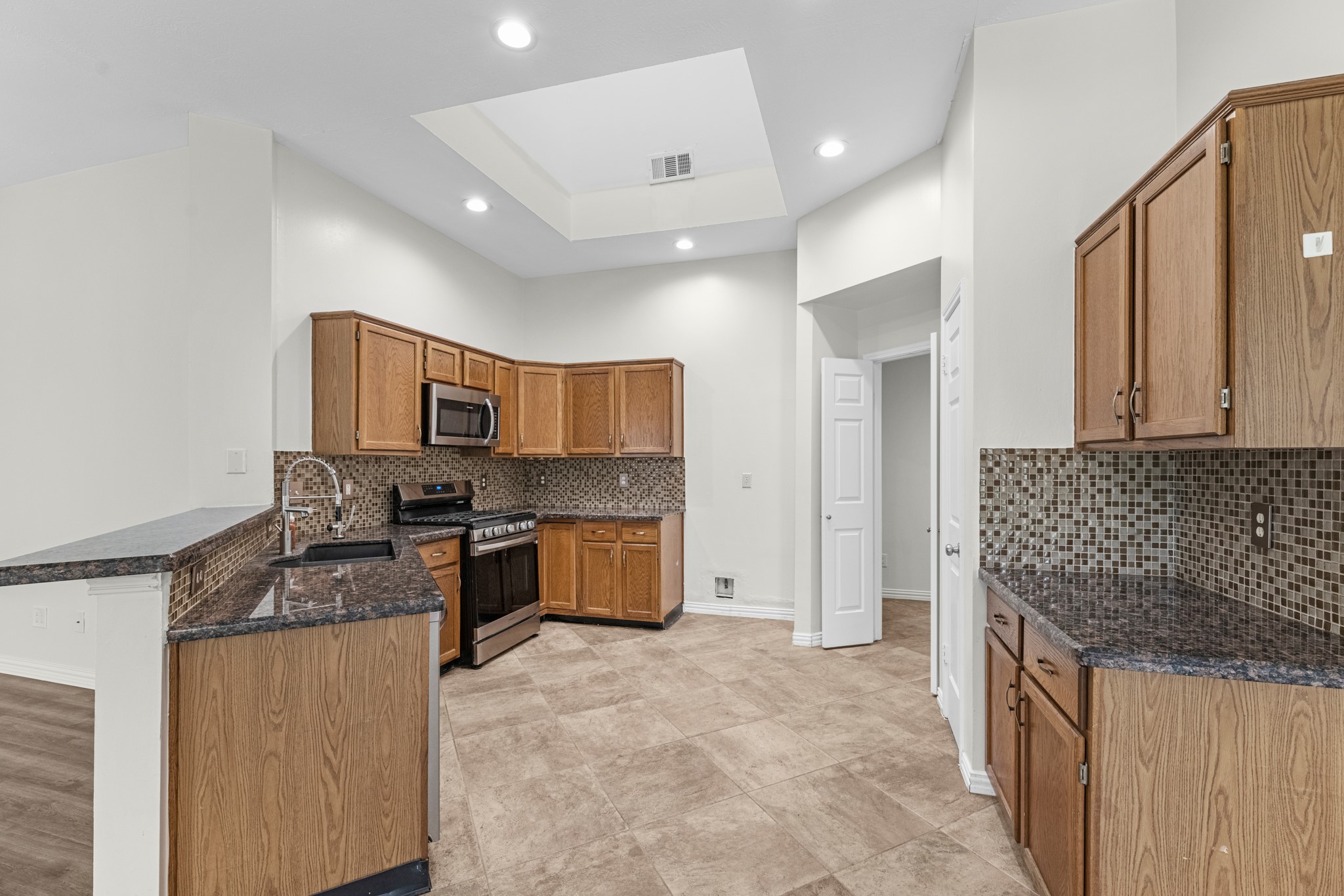 213 Hollander Property Photo 10