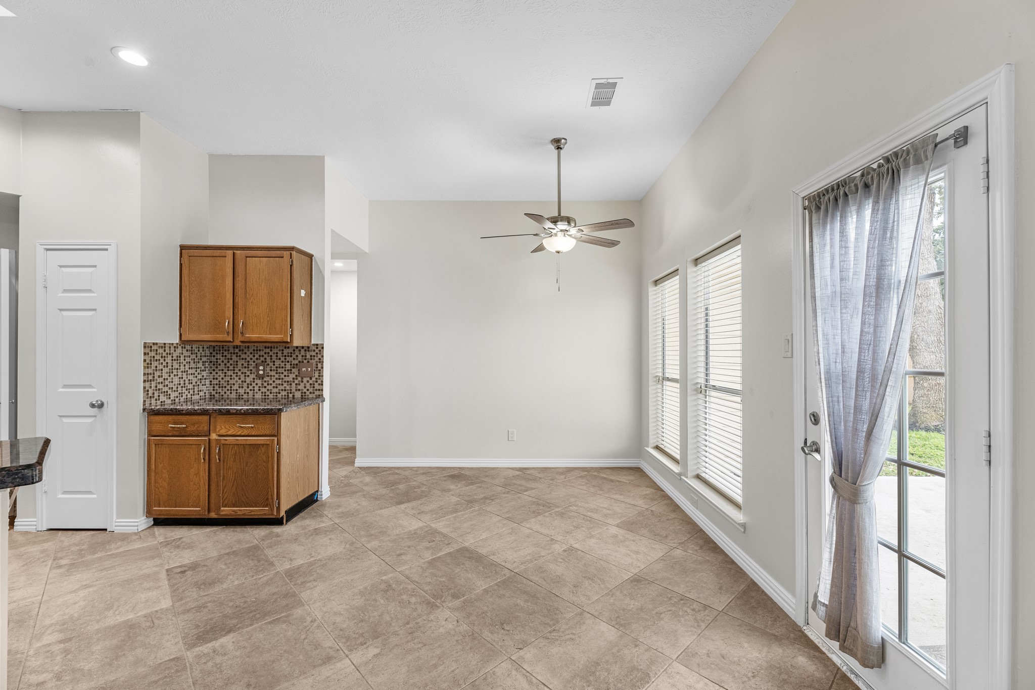 213 Hollander Property Photo 12