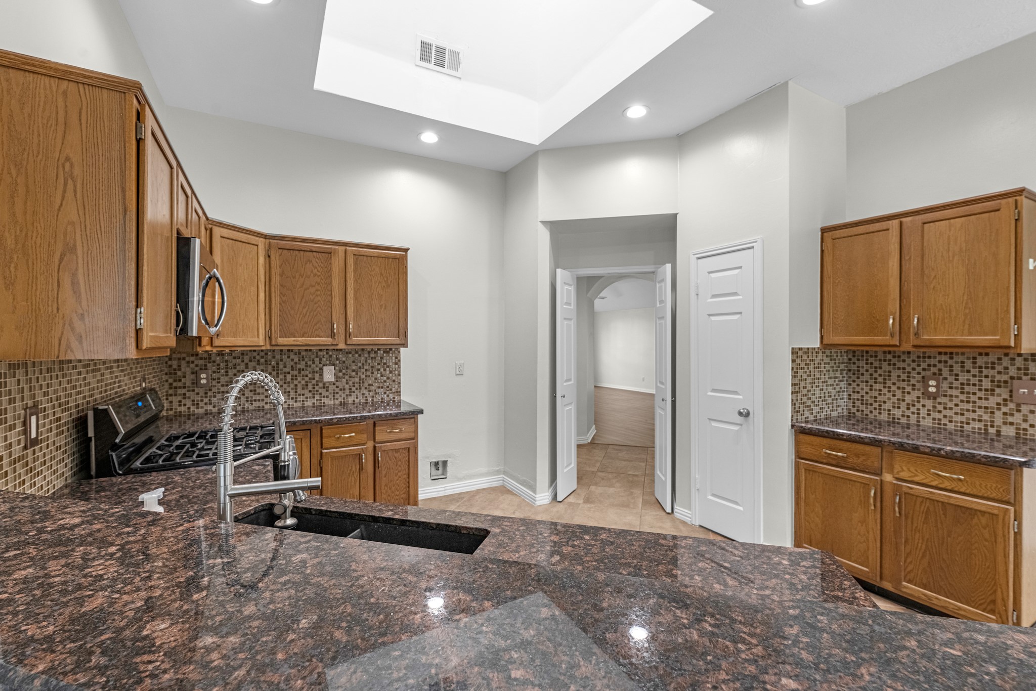 213 Hollander Property Photo 13