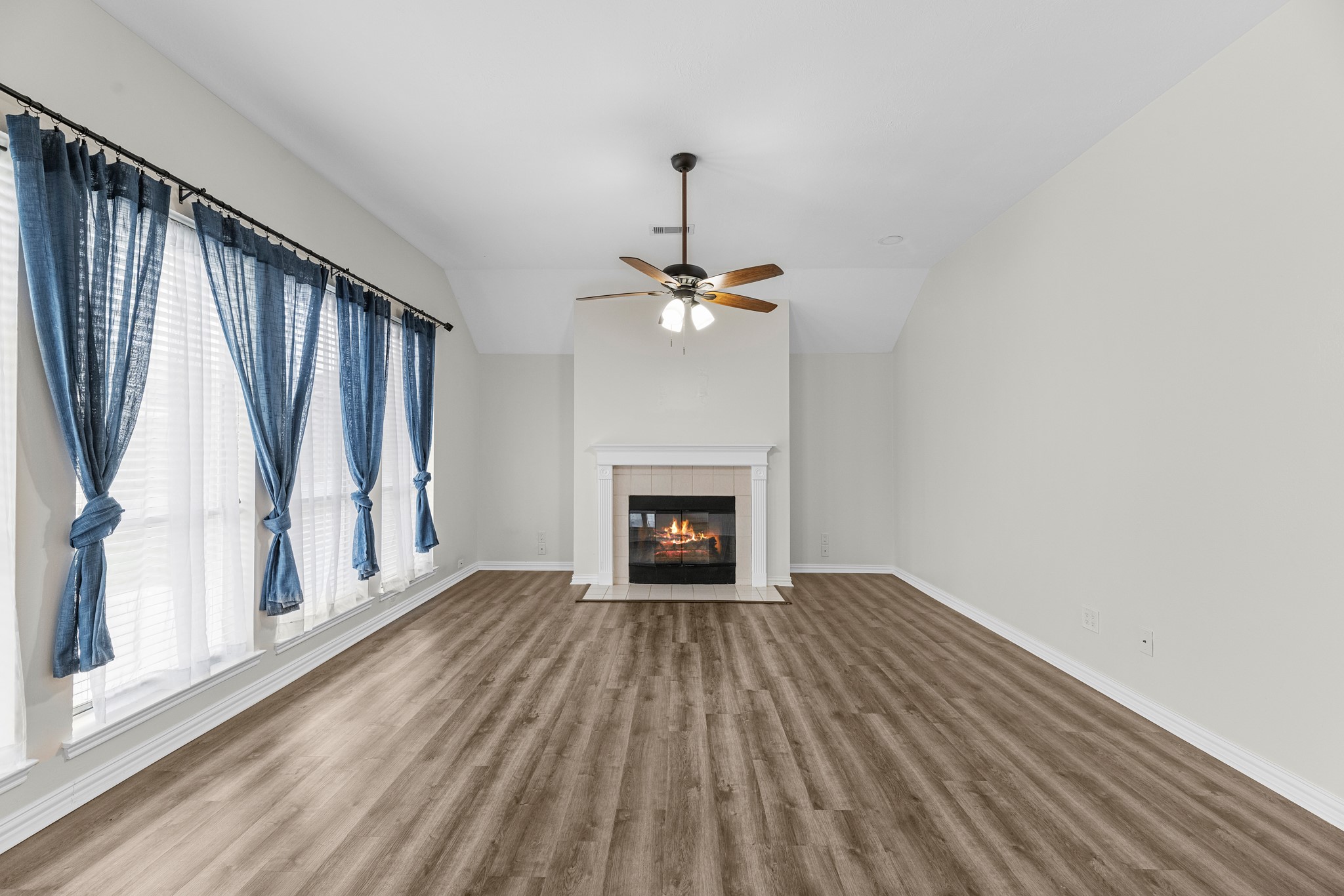 213 Hollander Property Photo 18
