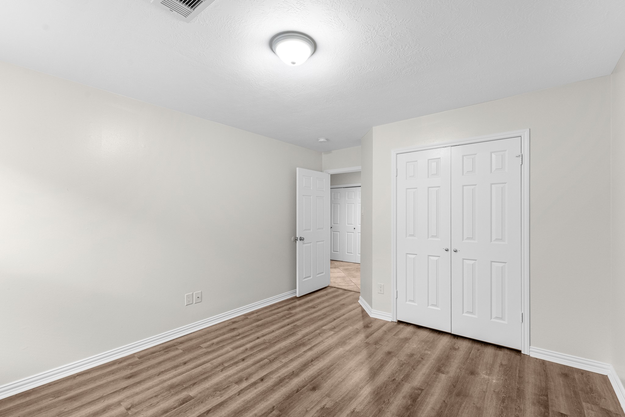 213 Hollander Property Photo 24