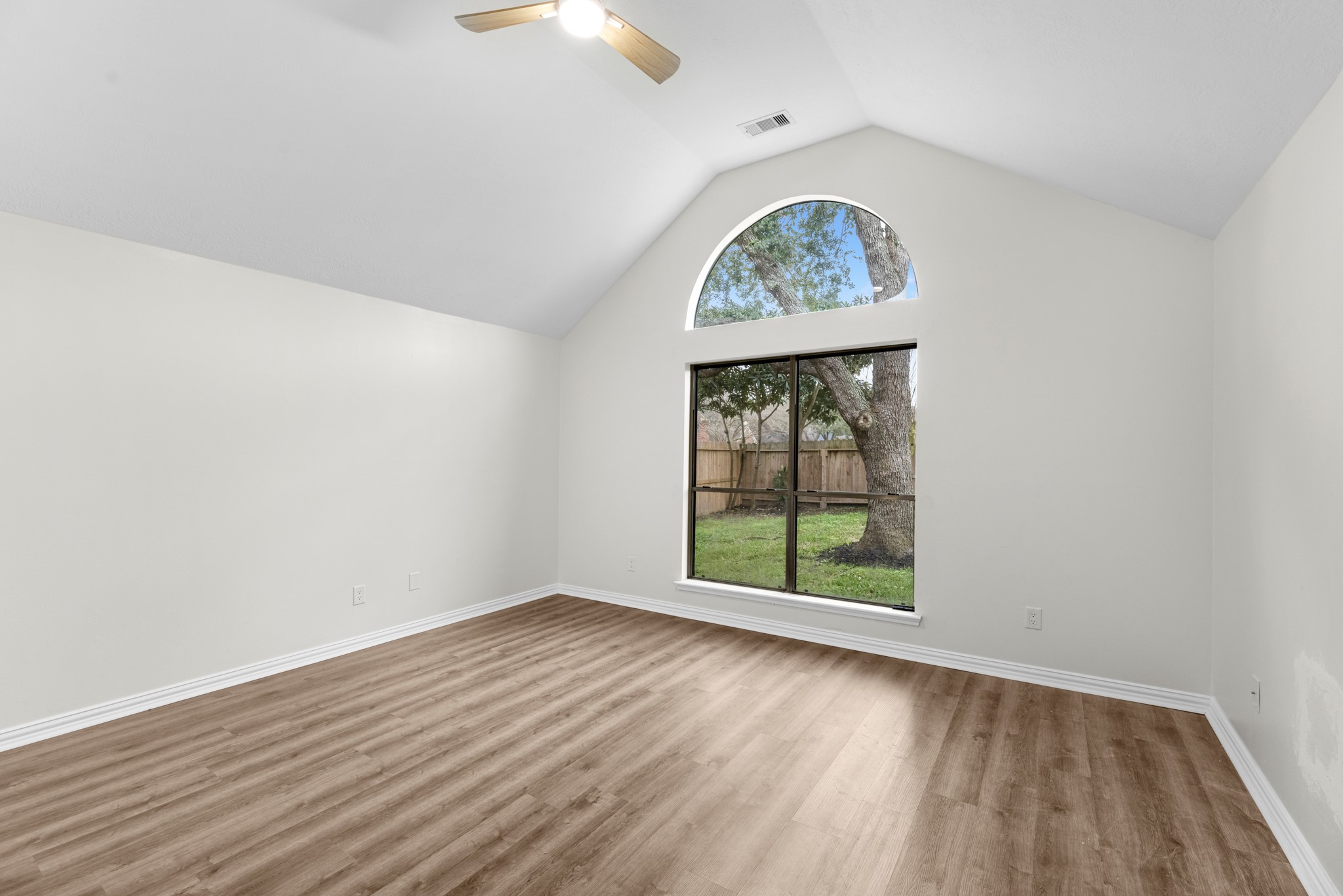 213 Hollander Property Photo 25
