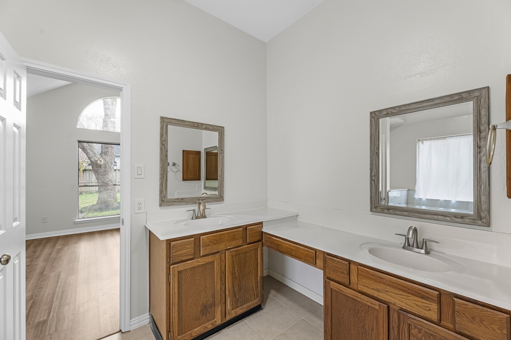213 Hollander Property Photo 28