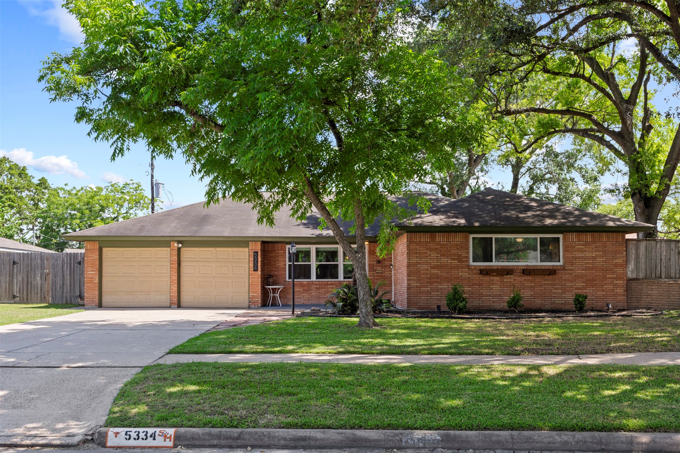 5334 Saxon Drive Property Photo 2