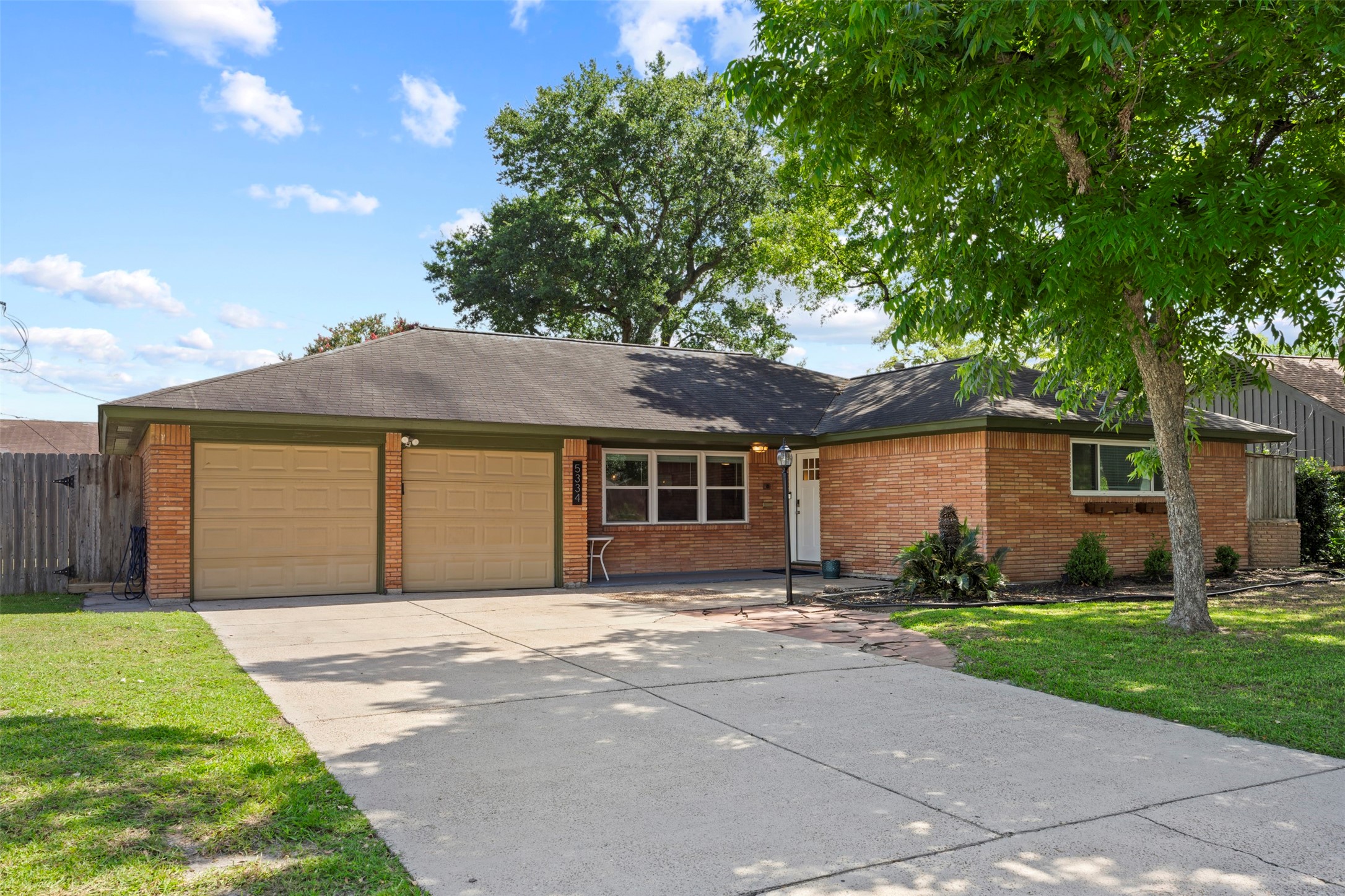 5334 Saxon Drive Property Photo 4