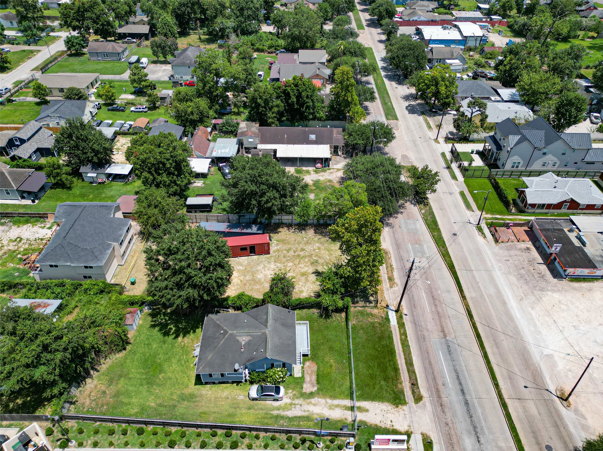 611 E Crosstimbers Street Property Photo 3