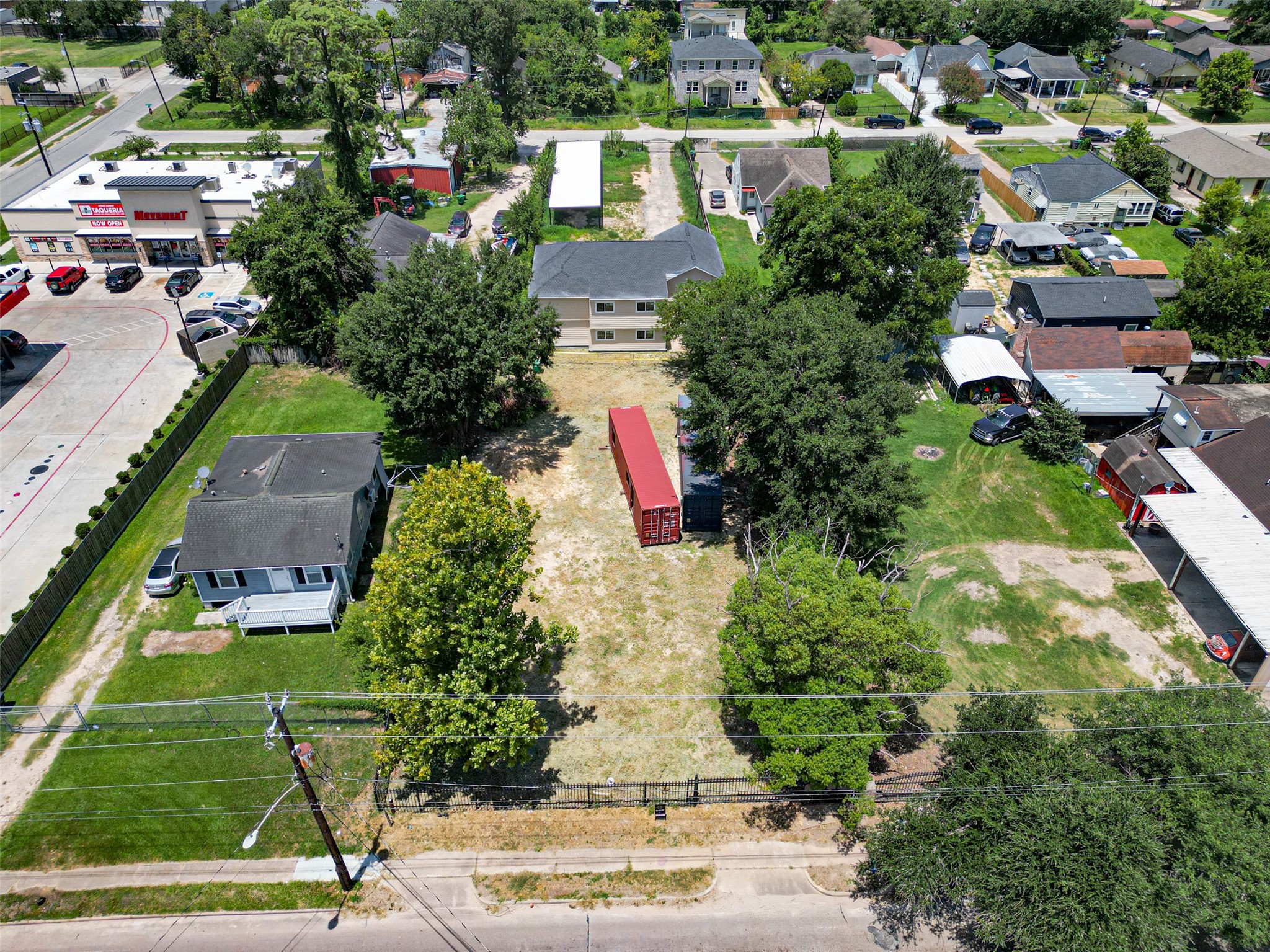 611 E Crosstimbers Street Property Photo 4