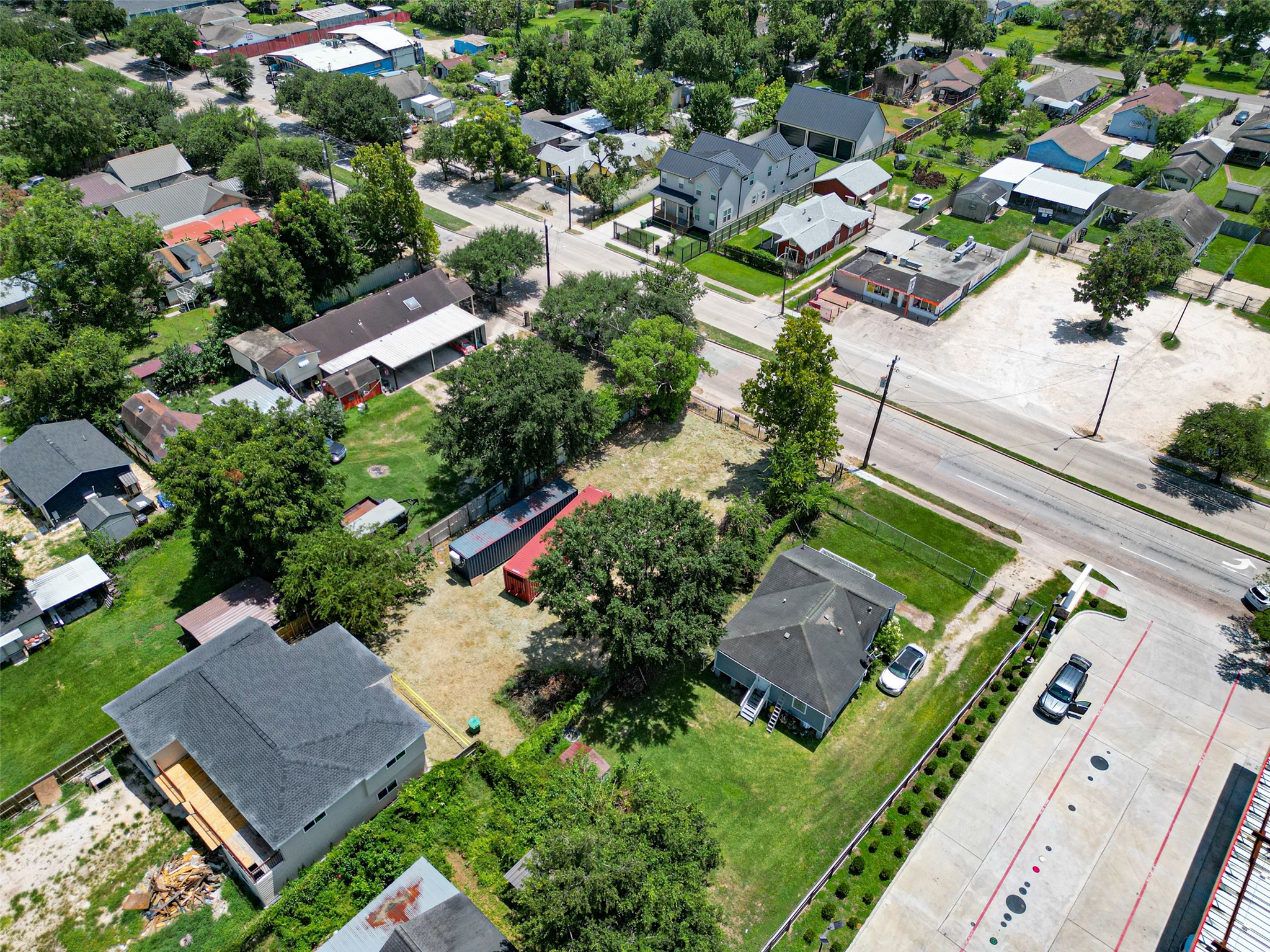 611 E Crosstimbers Street Property Photo 6