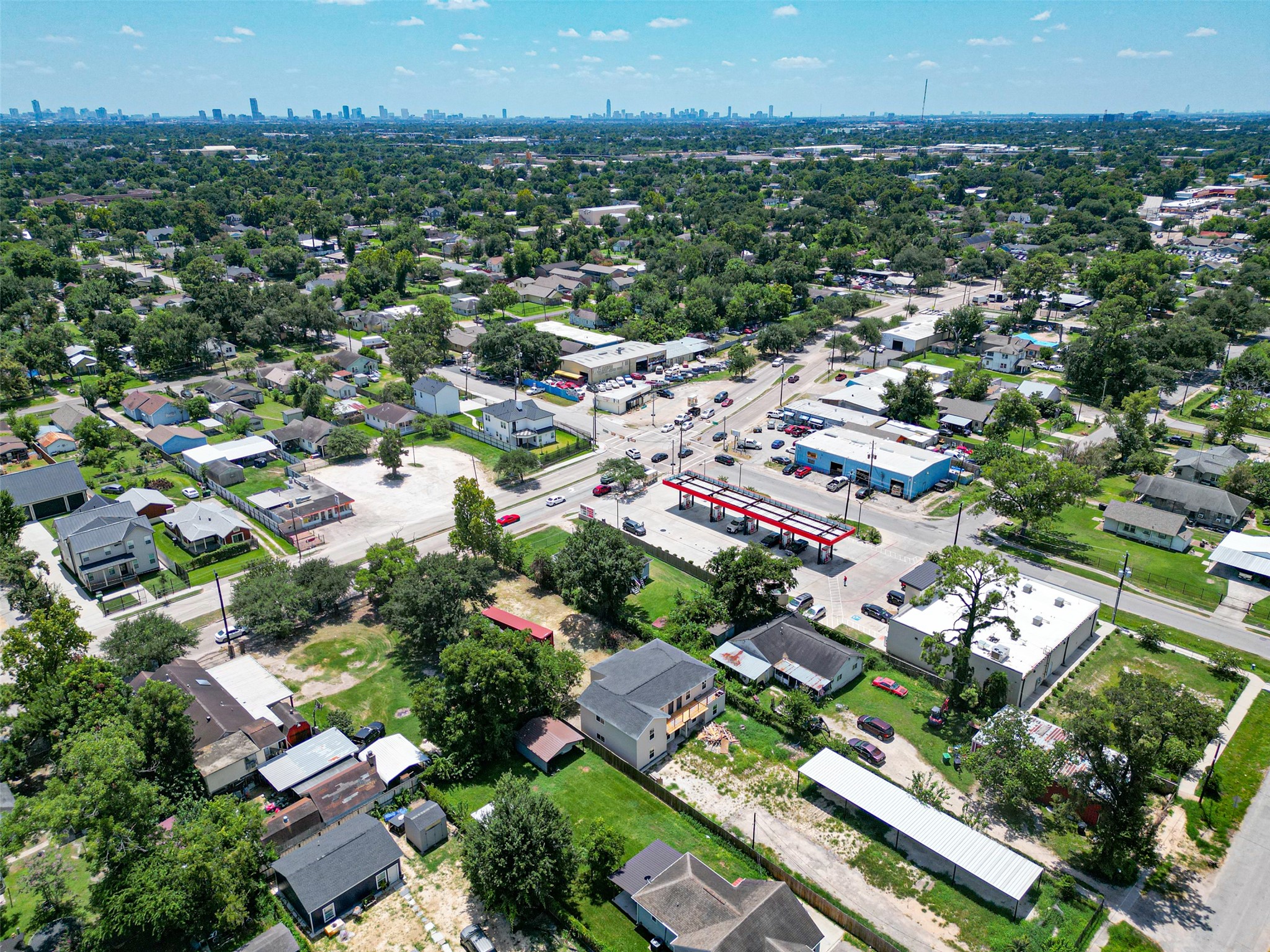 611 E Crosstimbers Street Property Photo 7