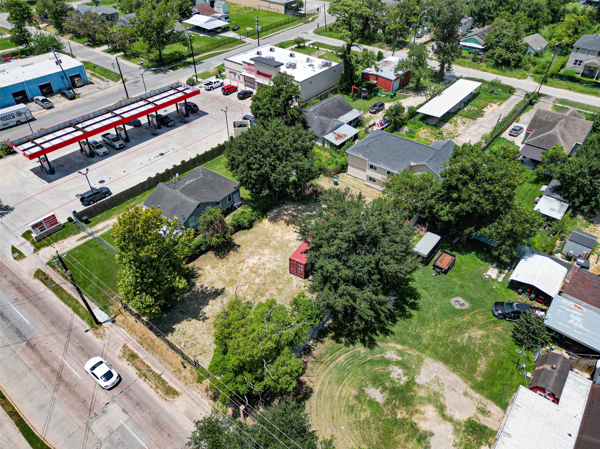 611 E Crosstimbers Street Property Photo 8