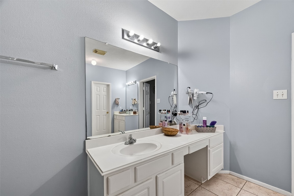15527 Seminole Canyon Drive Property Photo 12