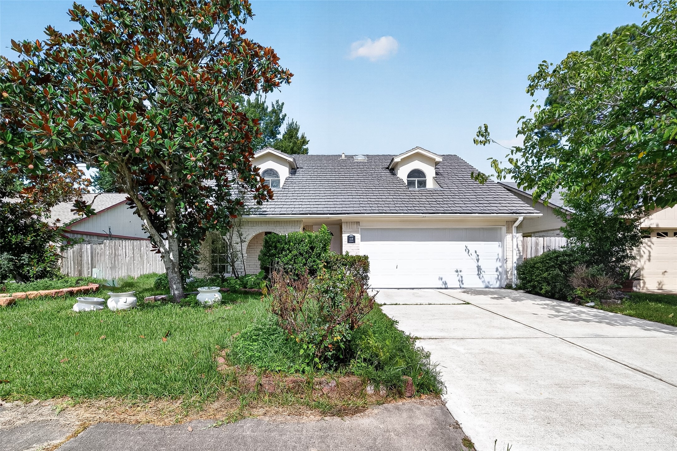 1119 Pinecroft Drive Property Photo 2