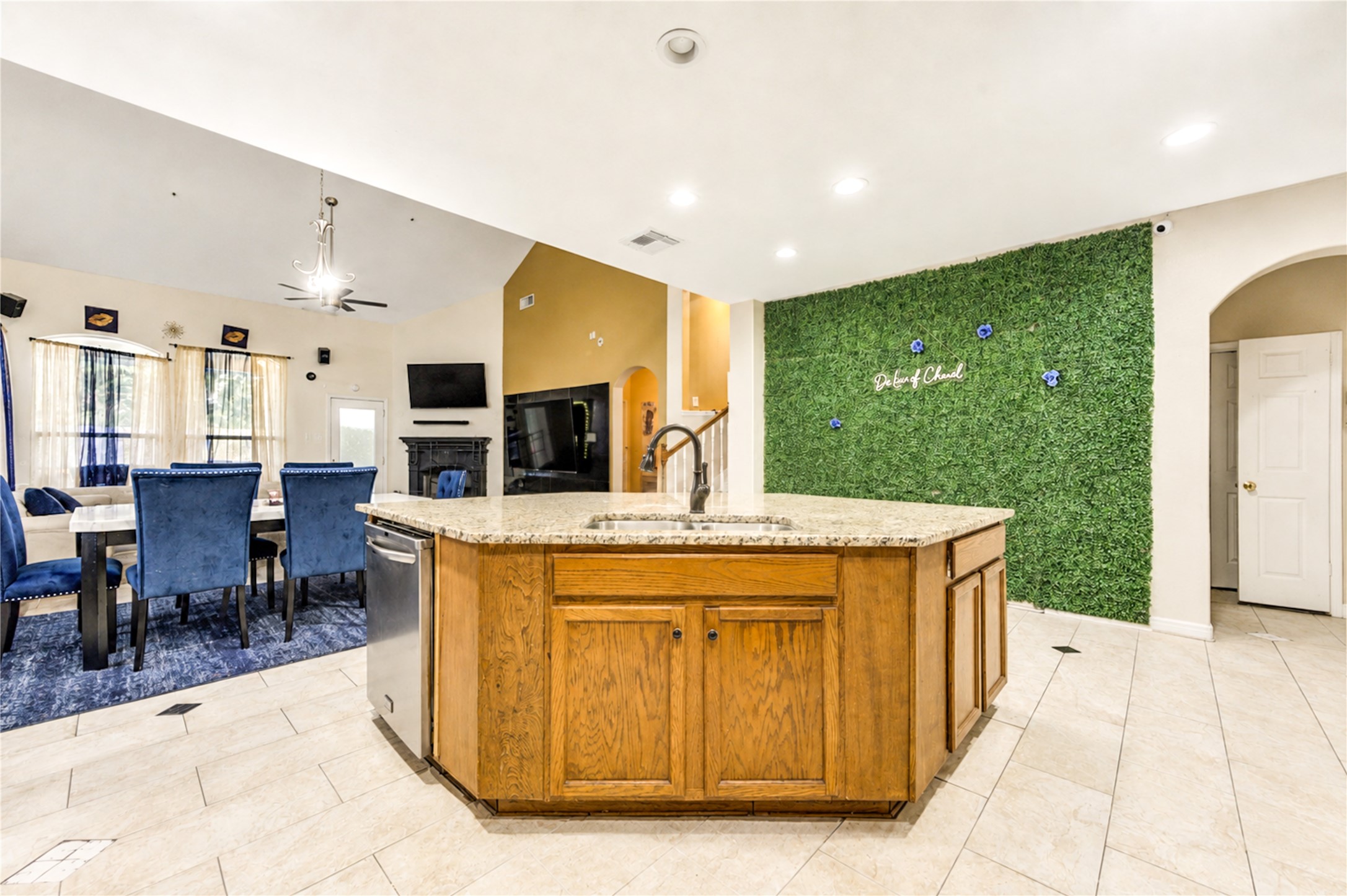 5732 Strong Creek Drive Property Photo 4