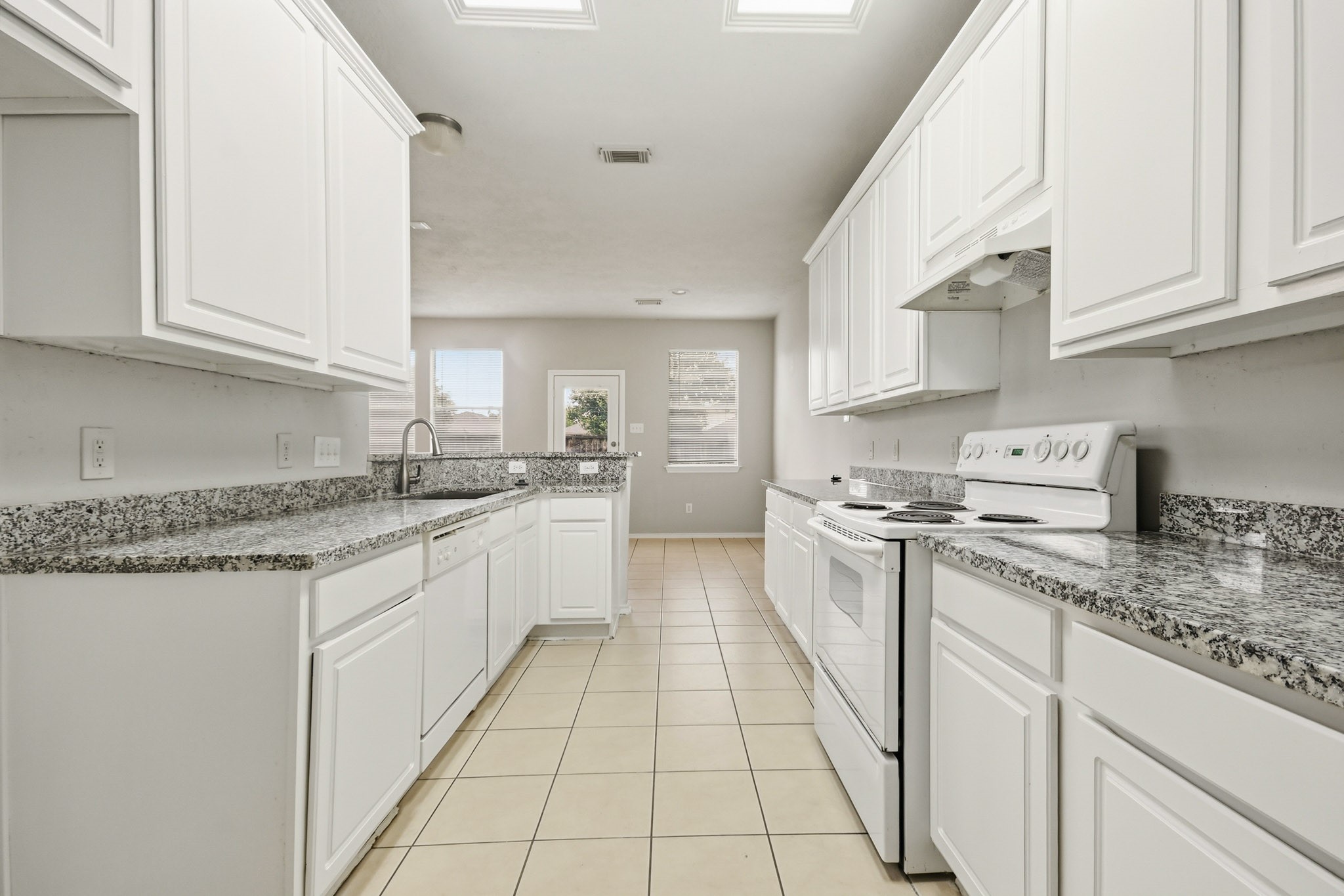 13107 Peppergate Lane Property Photo 6