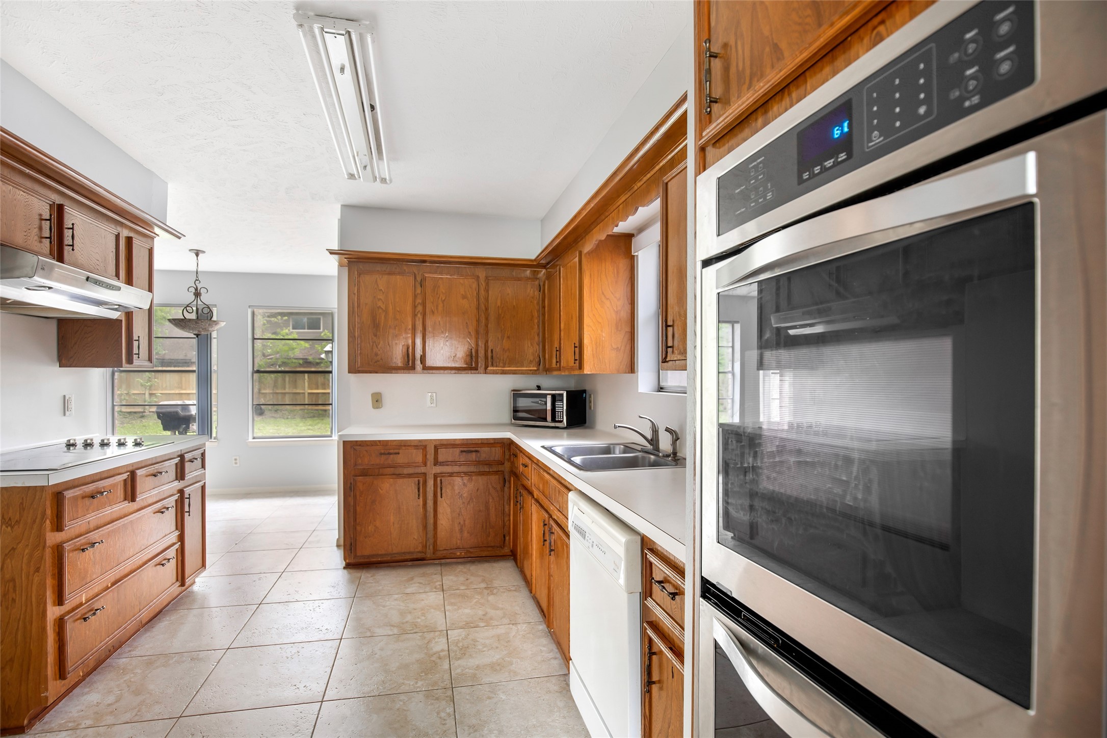 2130 Lake Hills Drive Property Photo 11
