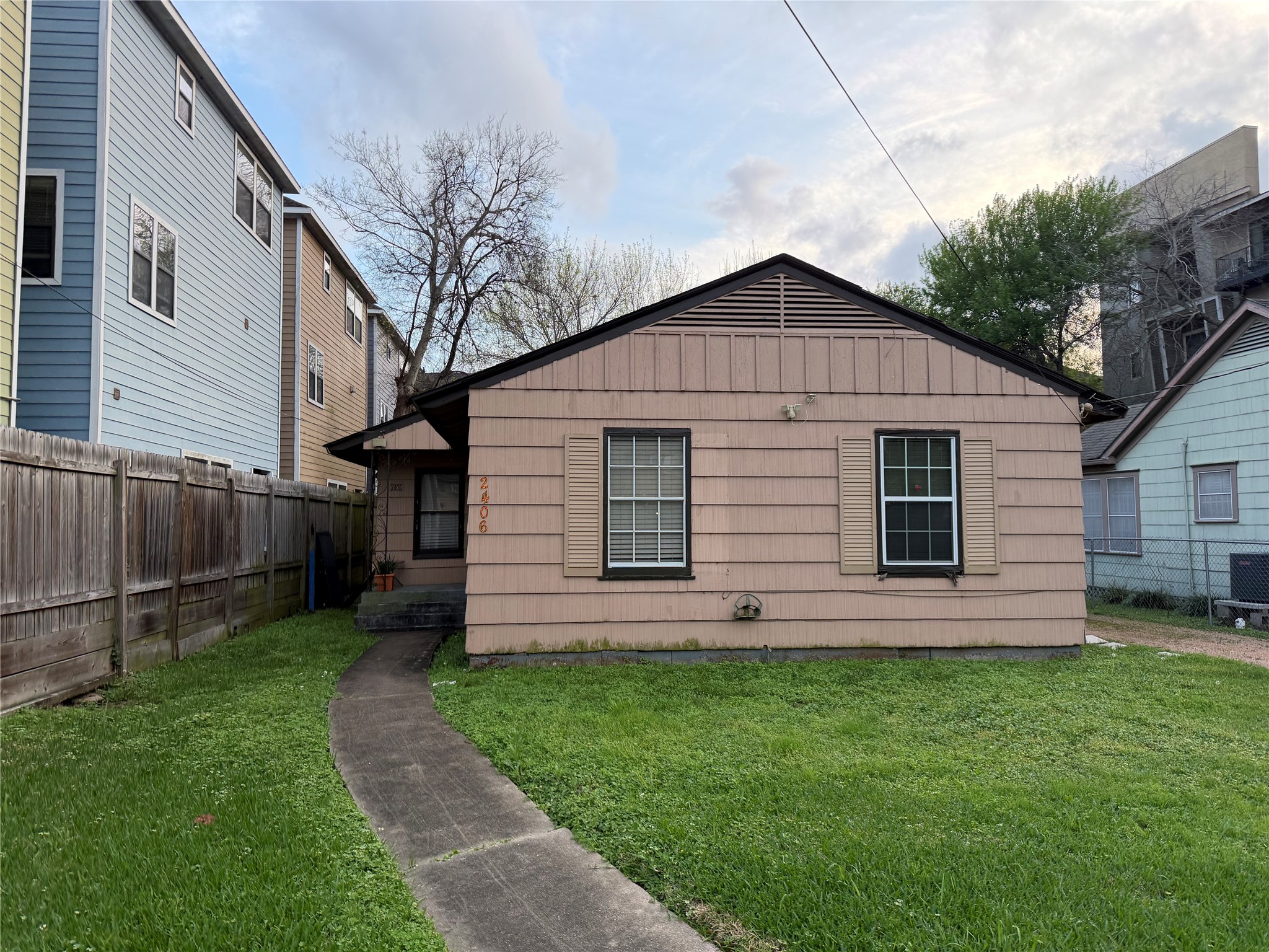 2406 Charleston Street Property Photo 2