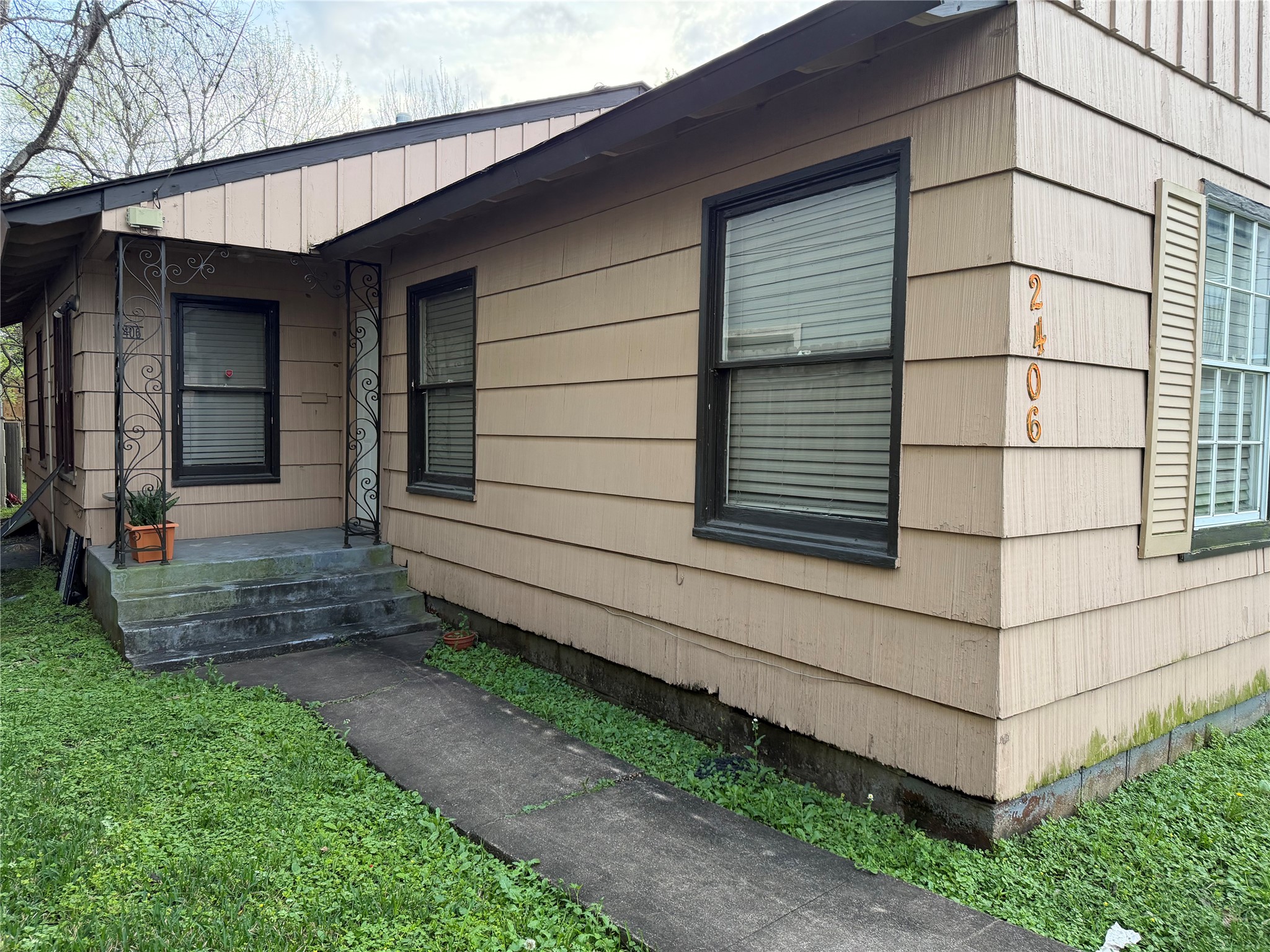 2406 Charleston Street Property Photo 3