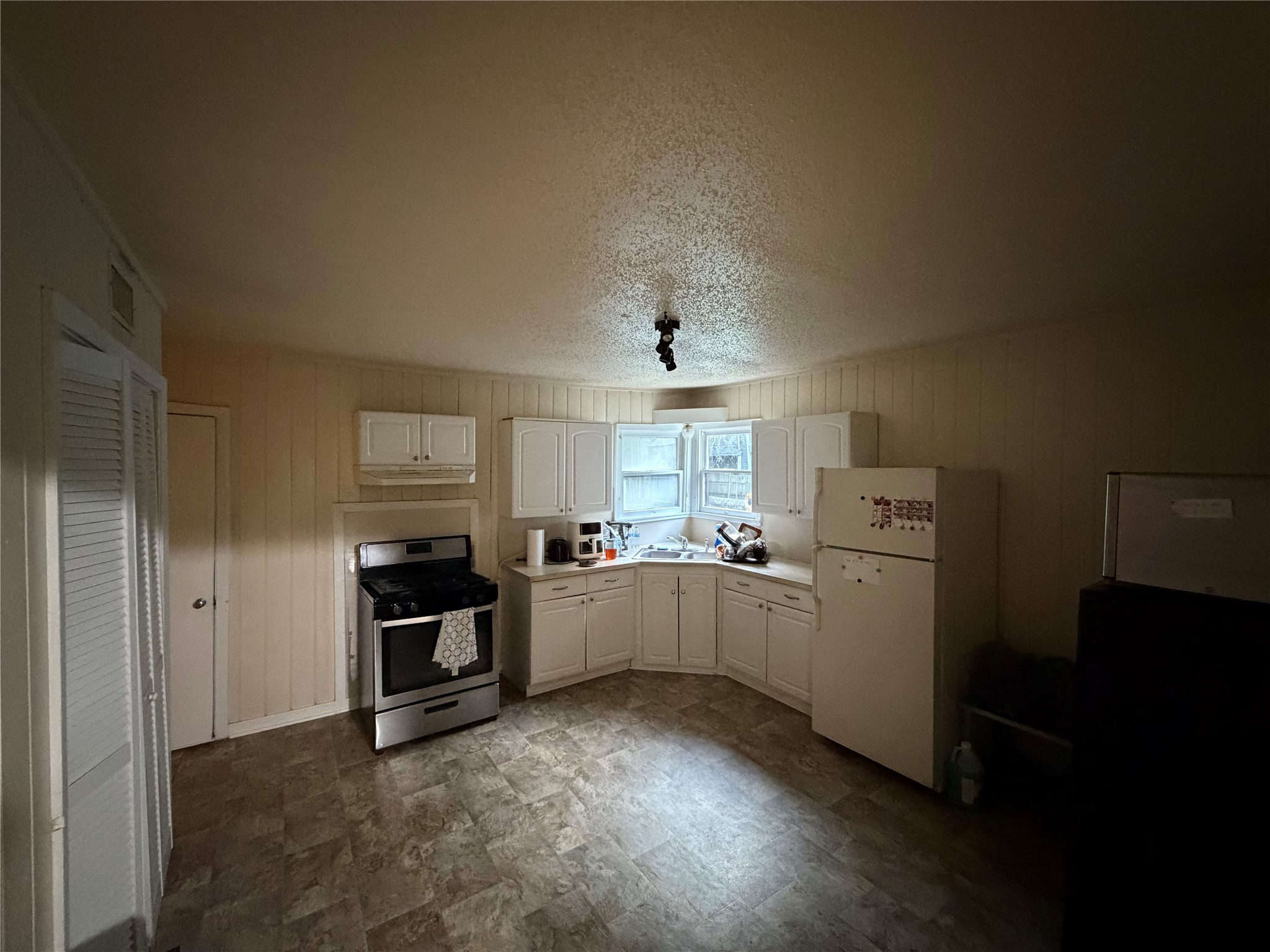 2406 Charleston Street Property Photo 9