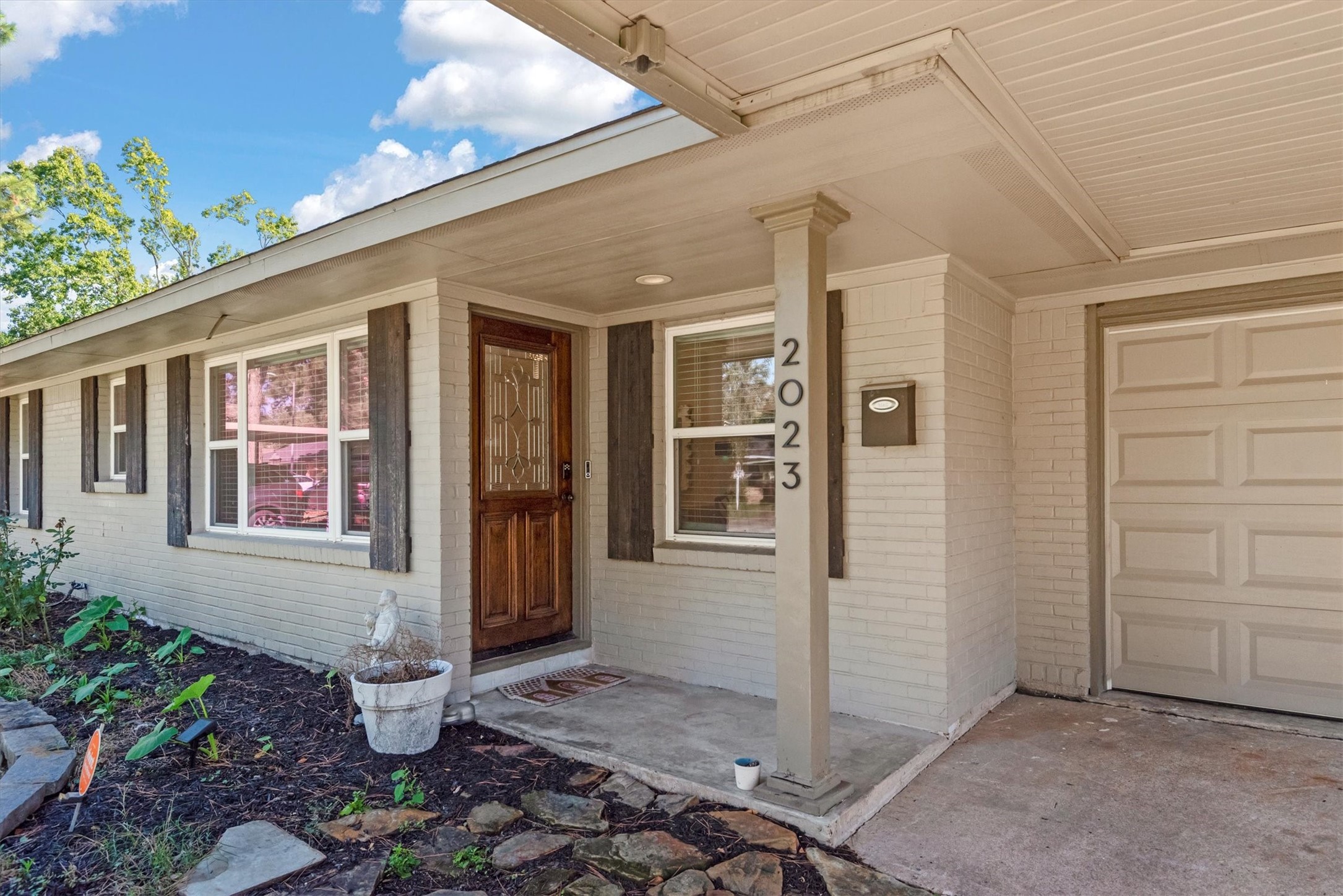 2023 Woodcrest Drive Property Photo 5