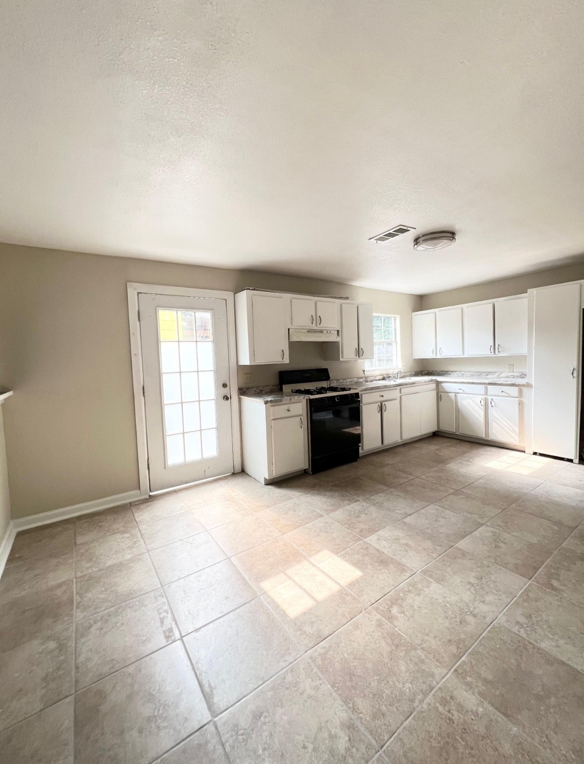 3121 Bond Street Property Photo 5