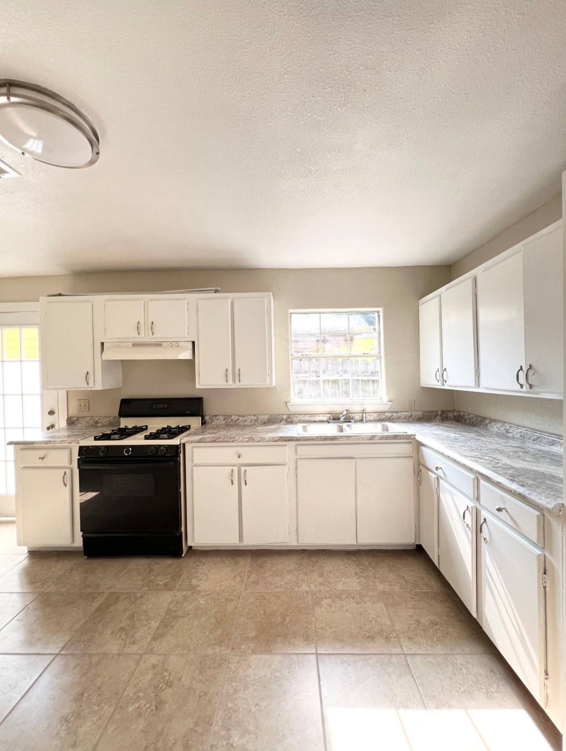 3121 Bond Street Property Photo 6
