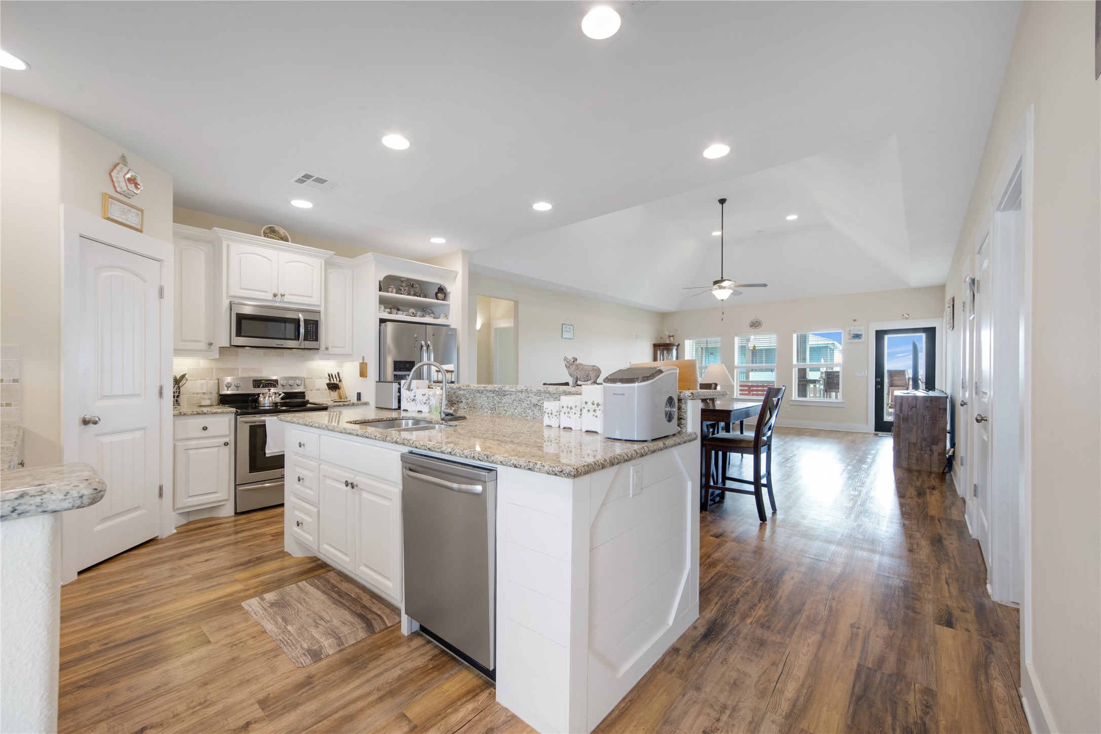 4304 Bolivar Circle Property Photo 4