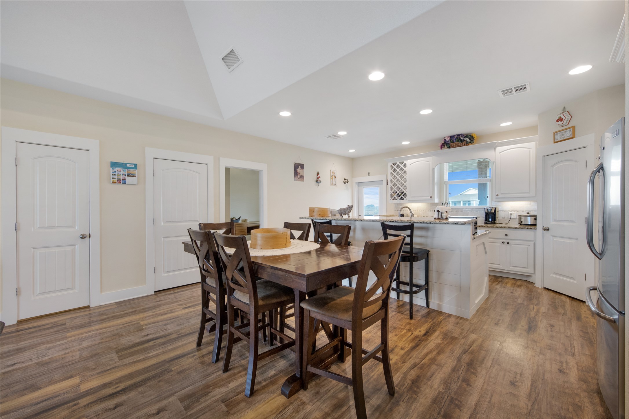4304 Bolivar Circle Property Photo 8