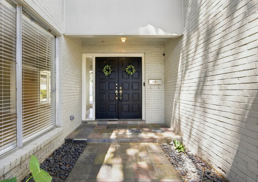 5522 Dumfries Drive Property Photo 2